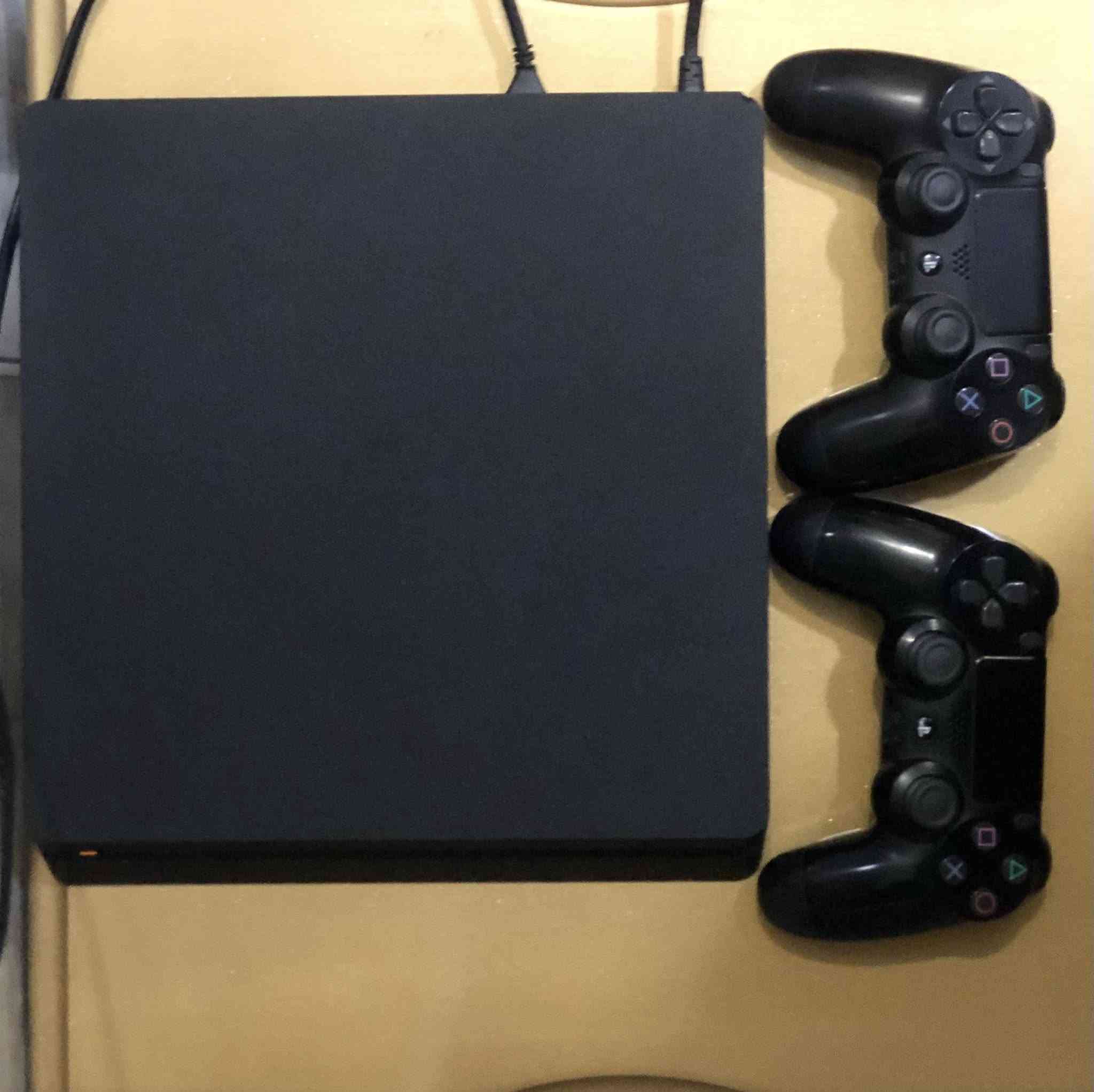 السلام عليكم
بلي فور 4 (سلم) للبيع بي يدتين (جويستكين) 1 قرص والالعاب الي داخل البلي ٣

القرص 
‏God of war 4

اما الالعاب الي داخل البلي هي:

‏efootball بيس 2026

‏Rocket League

روبلوكس
وكم لعبه بعد

مساحته 1000 كيكا (1TP)

جهاز نضيف ومامفتوح  

السعر 420 وبي مجال 

التواصل خاص


**إذا كنت صاحب هذا الإعلان وتريد حذفه لأي سبب، رجاءا أرسل رسالة إلى الدعم الفني**