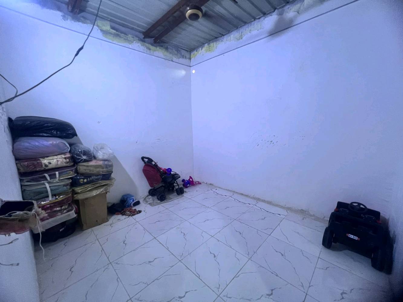 السلام عليكم بيت في البصره بلجنينه بحي الانتصار تجاوز بيت مساحته 200 بي غرفتين وستقبال وديوانيه ومطبخ ومخزن داخلي وخارجي ومشتملات طارمه جبيره البيت جينكو  البيت عَوزه ترتيب شوي من الداخل  سعر البيت 15 مليون وبي مجال لشراي التواصل***********