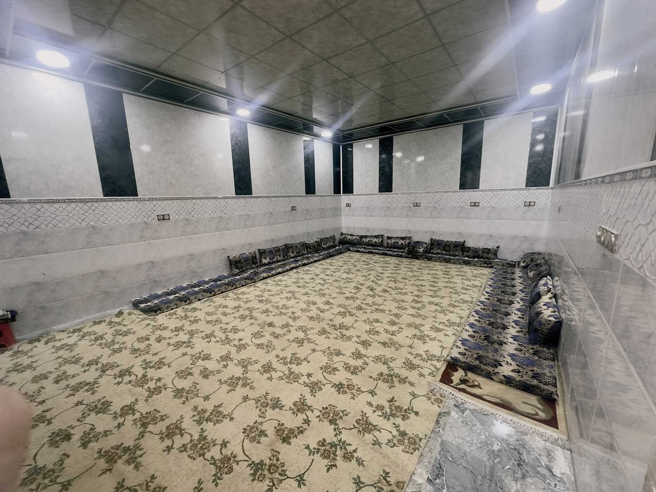 السلام عليكم دار للبيع على تقاطع رجم حديد تجاري وثلث محلات بي مساحه 250 للبيع سعر260
ملاحظة اريد مندوبات انطهم دلاليه اني صاحب مكتب وماقصر معاهم عندي عروض رقم تلفون ***********
