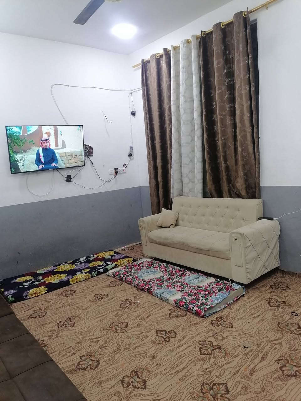 سلام عليكم دار للبيع مساحه 100 بناء حديث الموقع خلف مستشفى بلدروز العام مكون من هول و مطبخ وصاله وغرفه انوم وصحيات وترك وبيتونه كبيره الاستفسار على رقم ***********
