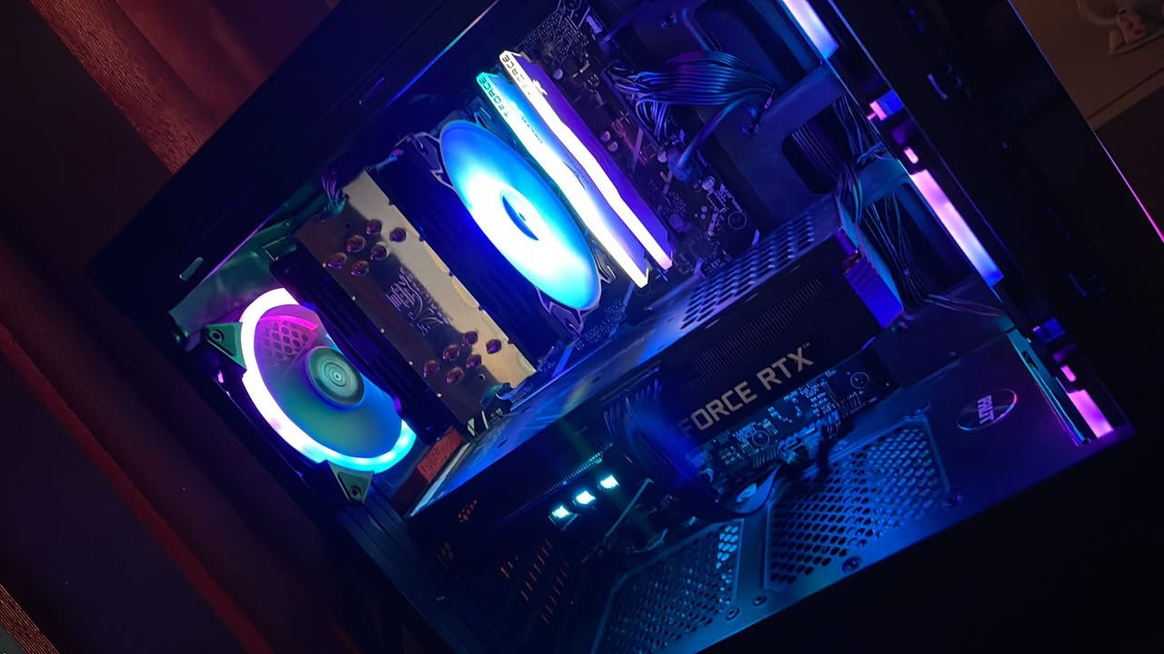 السلام عليكم 
تجميعه للبيع الموصفات
المعالج i5 جيل ١٣ الf
كارت شاشه ٣٠٧٠ti 
مذر بورد b760 برايم يدعم جيل ١٣ و ١٤ و بي ٤ منافذ رامات 
باور صبلاي ٨٥٠ واط كولد msi
تخزين عدد ٤ 
Ssd md.2 500 gb
Ssd 128 
Ssd 250
Hdd 1 تيرا
رامات تي فورس ضوئيه ٣٢ تردد ٣٦٠٠
كيس ٤ فانات ضوئي
تبريد هوائي من شركة سنو مان 
شاشه ٢٧ انش ١٦٥ هرتز
ميز كيمنك 
كرسي كيمنك
كيبورد ميكانيكي ضوئي
ماوس باد 
كامره مال بث ١٠٨٠ بكسل
السعر مليون ونص 
شباب الحاسبه كلشي مابيها وما ناقصها غير بس تاخذ وتلعب ف مو شراي لا تكسر بالسعر واذا ماعندك معرفه بالاسعار مال السوك لا تعلق  
مكاني بغداد التاجيات ماعندي توصيل تجي يمي تفحصها وتشوفها وتتاكد بيدك من كل قطعه وتاخذها وتروح بالعافيه 
***********
سبب البيع اريد اجيب دراجه للشغل
