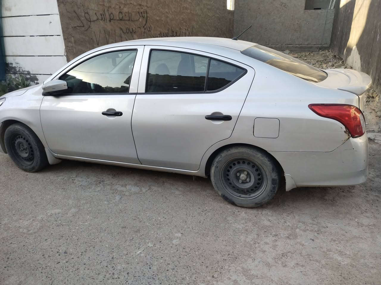 رنيسان فيرسا2018وارد أمريكي حادثة ربع البنيد وجاملغ امامي وبيه جاملغ خلفي معدل على الباد البريد شغال السيارة محركة لاطش للبيع السعر74.  الاتصال ***********
