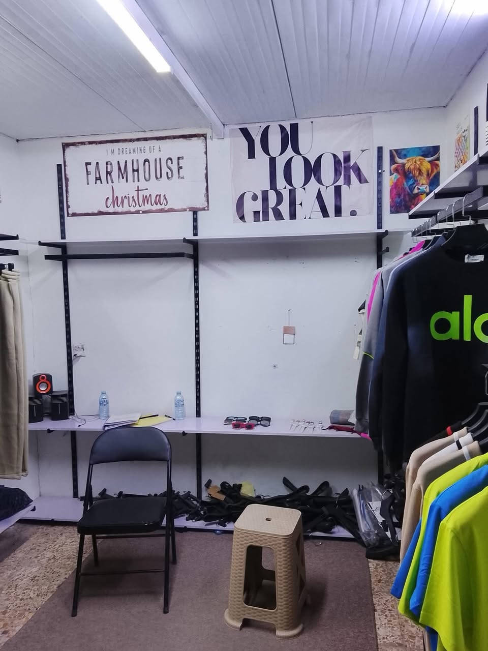 رفوف + تعاليك + استاندات تعليك
للبيع السعر ٣٠٠ 
***********
