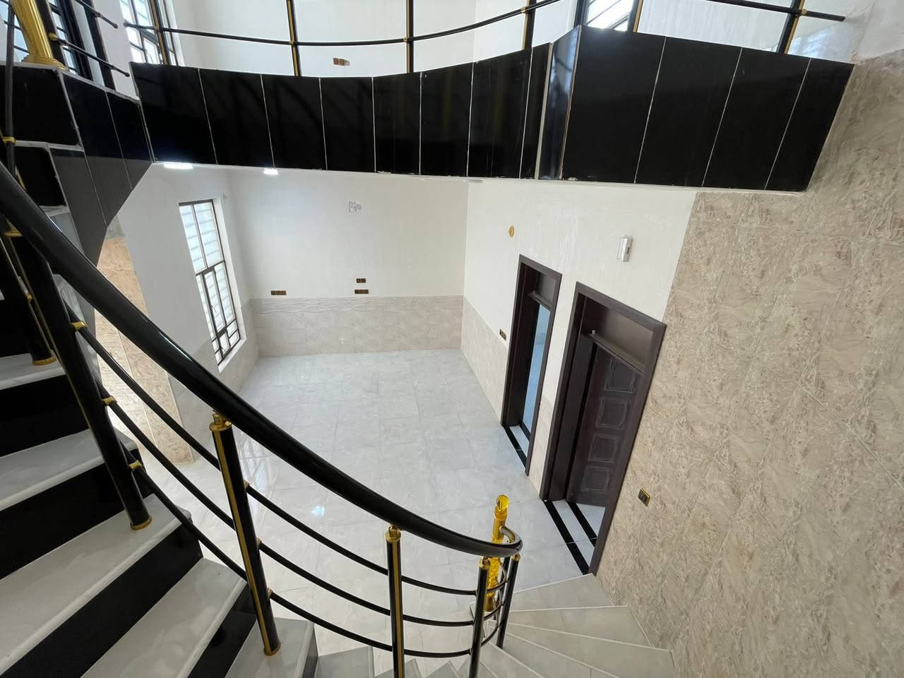 بيت جديد جاهز للسكن
بيت للبيع بل 📍٦ كيلو قرب مجمع الهندسي بل ١٢ الف طابق واحد طابو صرف تحويل  مباشر بناء حجر 2026
غرفتين نوم 
صاله 
مطبخ
ستقبال صحيات خارج وداخل
مناور عدد٢
كراج سياره  
بيتونه كبيره 
السعر ( ١١٥ )
مكتب كريم العبيدي 
***********

