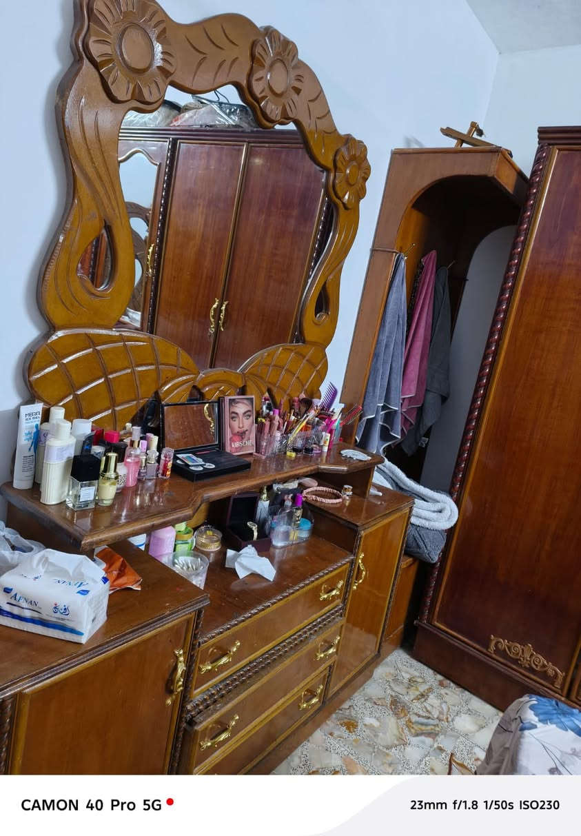 سلام عليكم غرفه نوم مابيهة ضرر السعر ٥٠٠ وبيهة مجال 
***********
