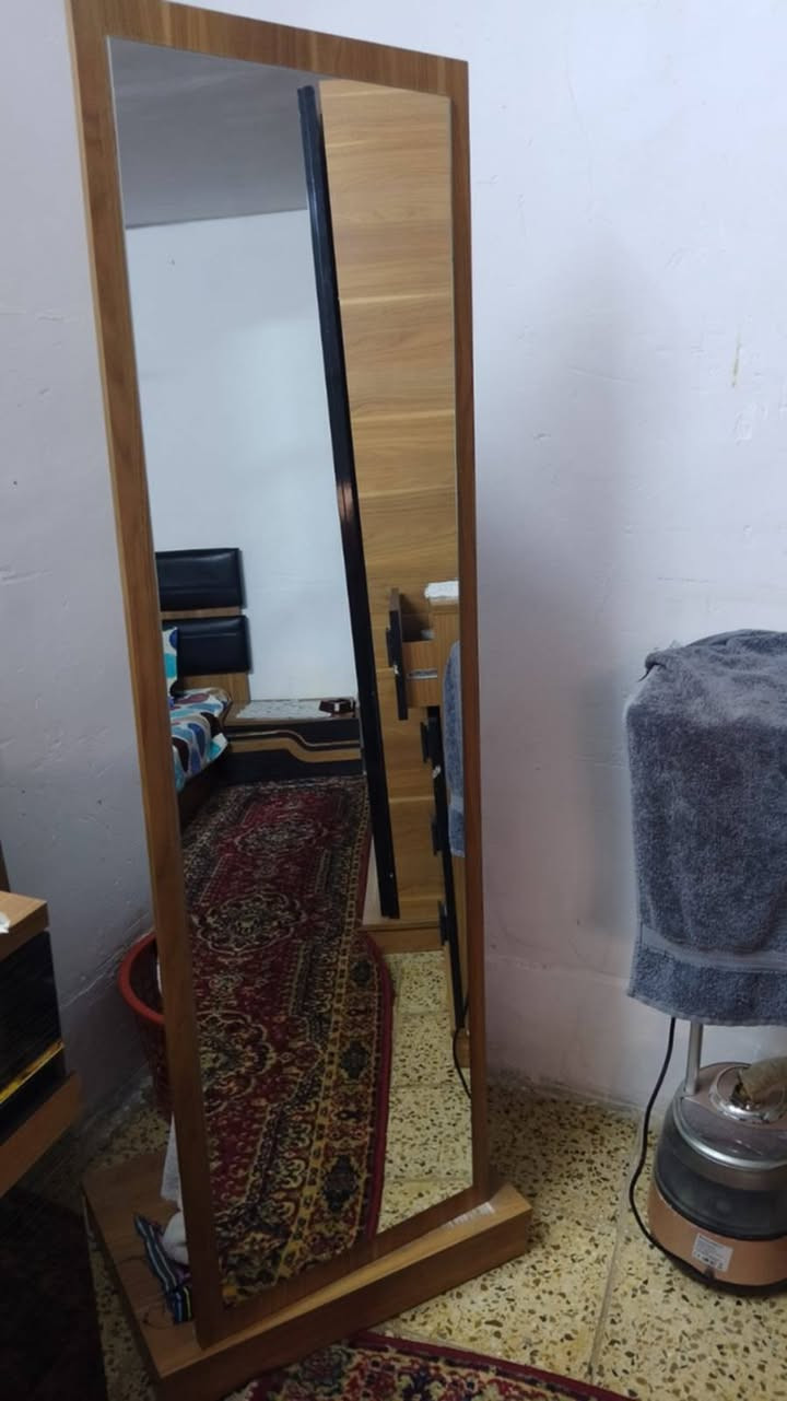 ***********
شراي يراسلني واتساب 
غرفه تركي ثكيله والله 8 قطع وياهه الدوشك السعر 200 الف عنوان بغداد بصف العامريه
