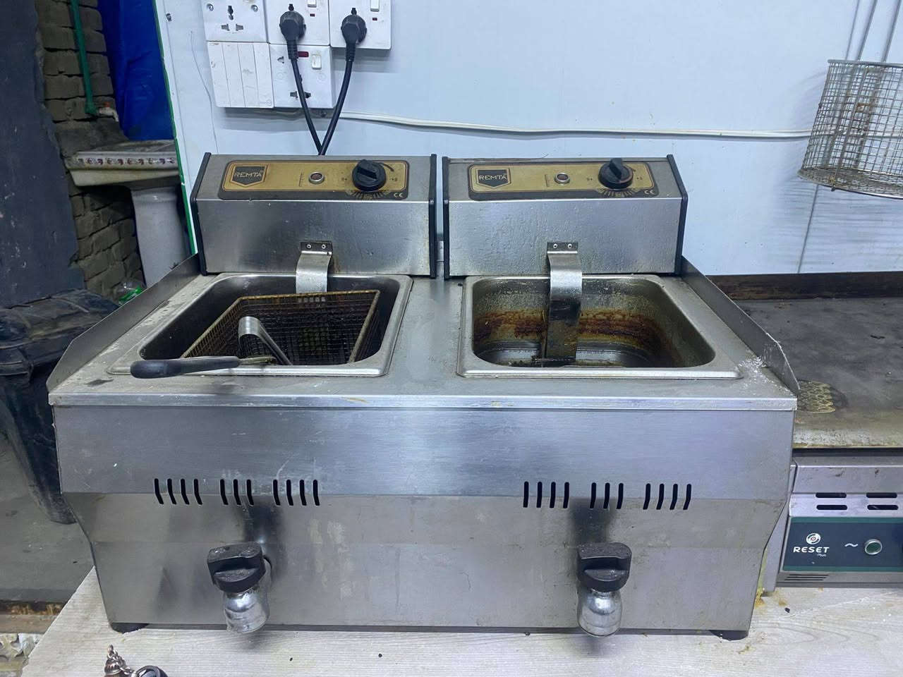 غراض مطعم نضيفات جدد بس انترك المحل وصار بيهن تراب فقط ع. فحص غراض جدد 7قطع قلايه وحمايه تمن وحمايه ستربس وكرل بركر و3ميوزه


**إذا كنت صاحب هذا الإعلان وتريد حذفه لأي سبب، رجاءا أرسل رسالة إلى الدعم الفني**