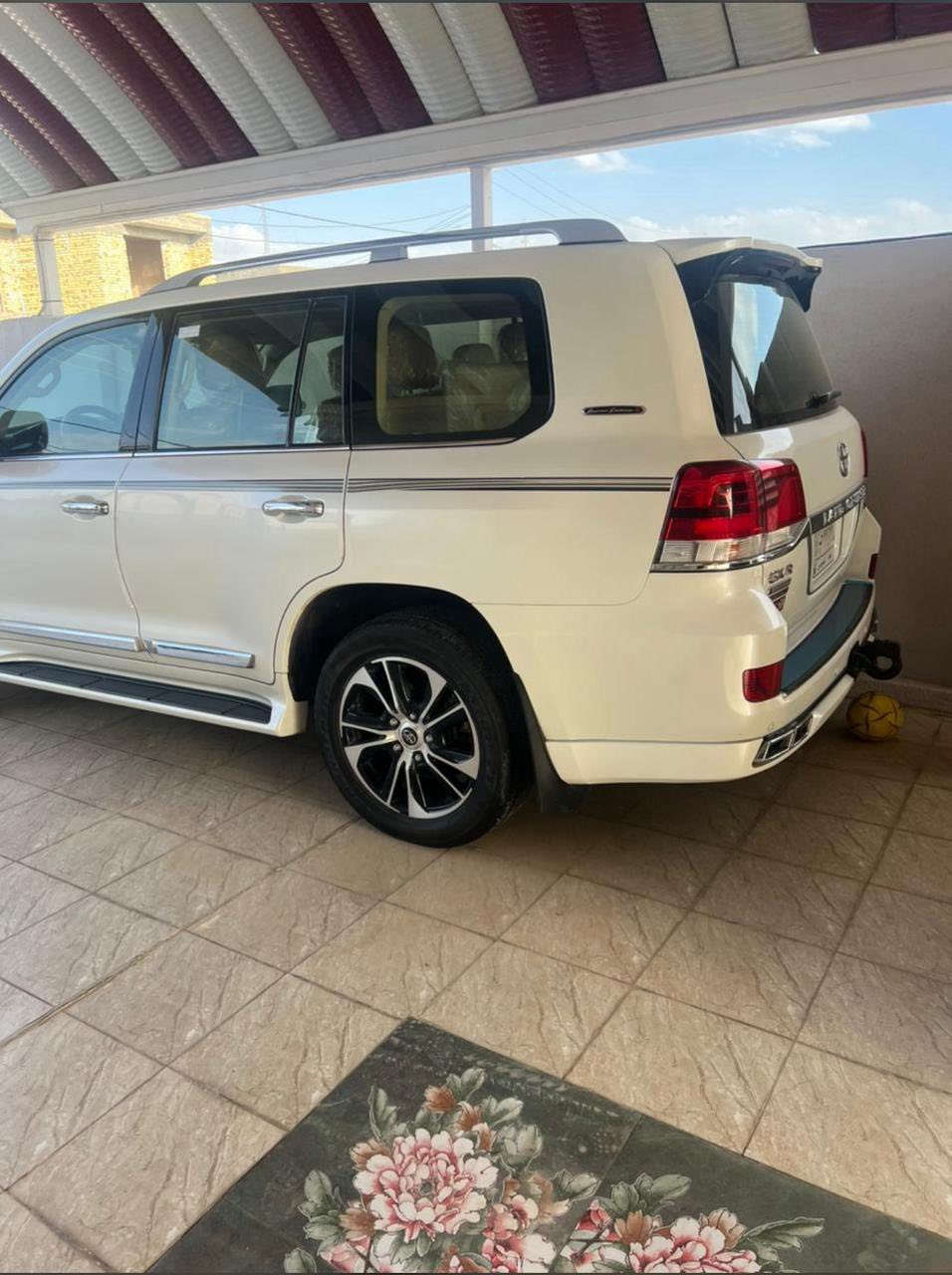 سلام عليكم
لاند كروز 2021 
السياره ماشيه ٦٧ ألف حقيقي 
عنواني حله شارع ١٠٠ 
الاتصال 
*********** 
***********
