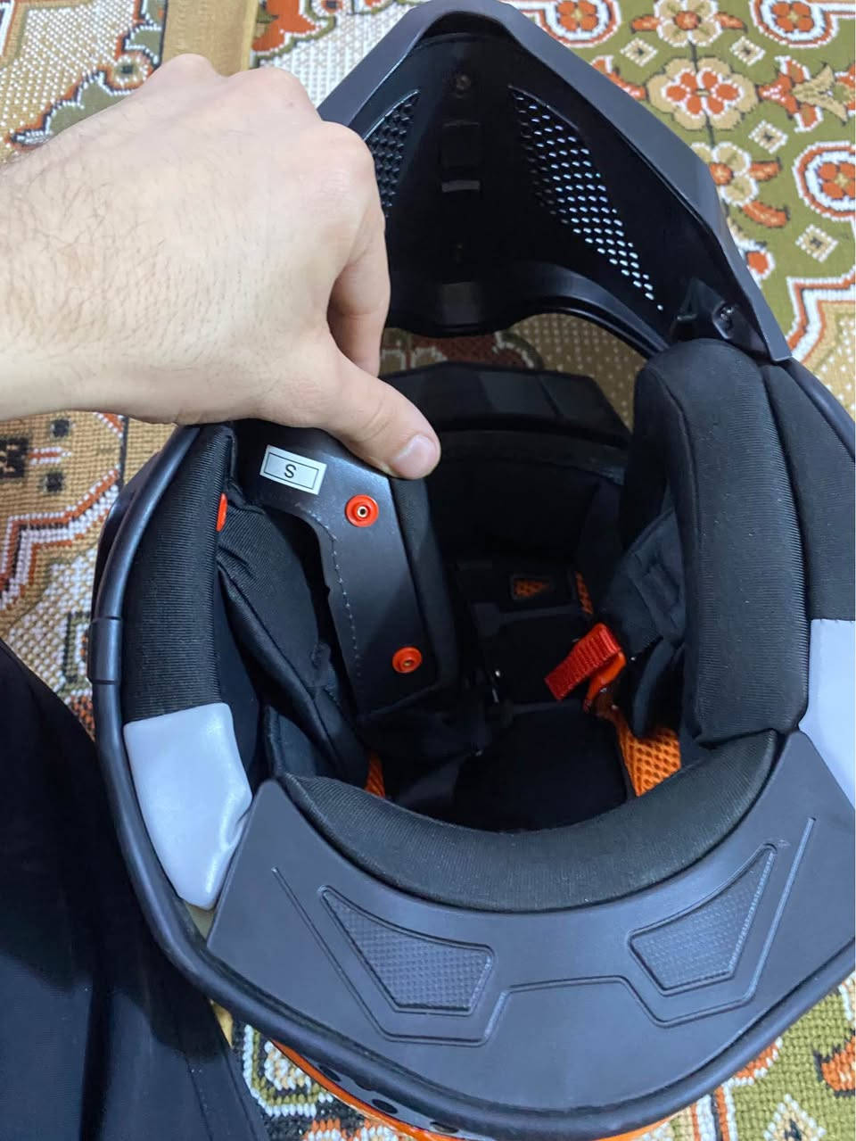 ✔️ نظيفة جداً
✔️ بدون كسر أو ضرر
✔️ تحتوي على نظارة شمس داخلية
✔️ تهوية ممتازة
✔️ مناسبة للسفر والاستخدام اليومي

السعر: 50,000 قابل للتفاوض
الموقع: (العراق ميسان المجر الكبير)
التواصل: خاص / او /*********** المجر الكعبي, ميسان
