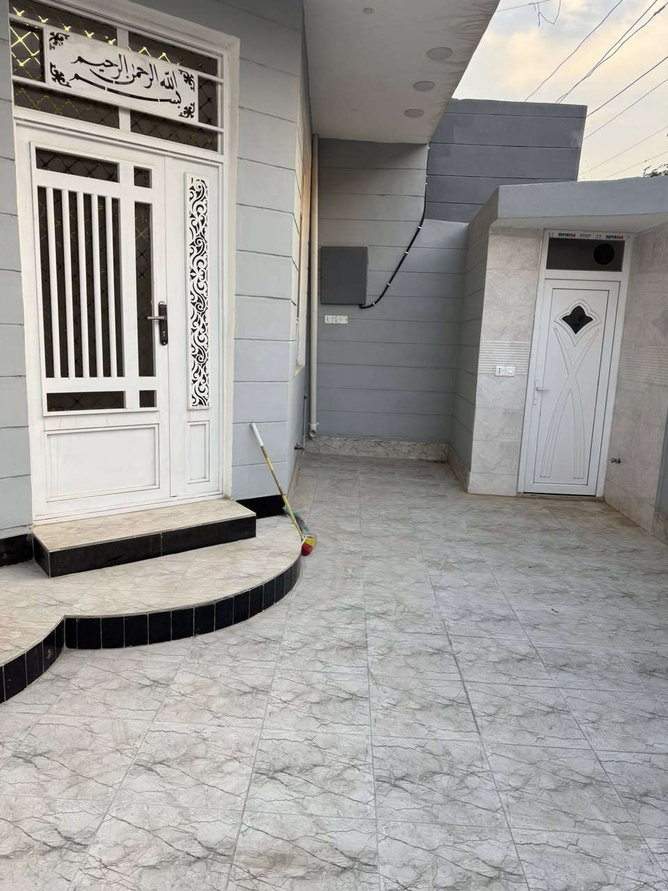 أعلان أعلان رقم  🏠 (95)
جزيرة بغداد السياحية
 الفحامة شارع المركز
مساحة 200 متر  واجهه 10 متر النزال 20 متر 
بناء حديث وجاهز 
يحتوي على مدخلين 
 استقبال/ مطبخ / حولي داخلي  /  4 غرف نوم سويت   / 
خدمات 5 / كرج 
 
تفاصيل البناء 
صب ارضيه رباط شريطي 60 في 60  والسقف سمت با زيان مانع رطوبه 
 الصحيات بوري ماء والغاز من شركه  أمل شريف مصري 
تأسيس كامرات 
بناء بلوك ثقيل  بسمت كبيسه 
تأسيس كهرباء شركه العقبه الأردني
تسليح الشيش الارضيه والسقف  fـf العراقي
ارضيه بورسلين 

💰💴💴 سعر خاص  💵💵💸

علمان أنا شارع كميره مخدومه 
من ماء / كهرباء/ مجاري / أرصفه / أناره تبليط 
~~~~~~~~~~~~~~~~~~~~~~~~~~~~~~
عندك عقار وتريد تعرضه وينباع بسرعة ..؟
ارسل التفاصيل ع الخاص او الواتس أب والباقي علينا
🏡 مكتب إعمار  المستقبل  🏡
#بناء  #اشراف  #خرائط  #هدم  #ترميم  #مقاولات
للاستفسار عن عروض سابقه داخل صفحة
او زورونا موقعنا قرب باب الثالث الجزيرة أول نزلت كميره 
 

***********  يحتوي على الواتس اب 

‏‪***********‬‏ يحتوي على الواتس اب
