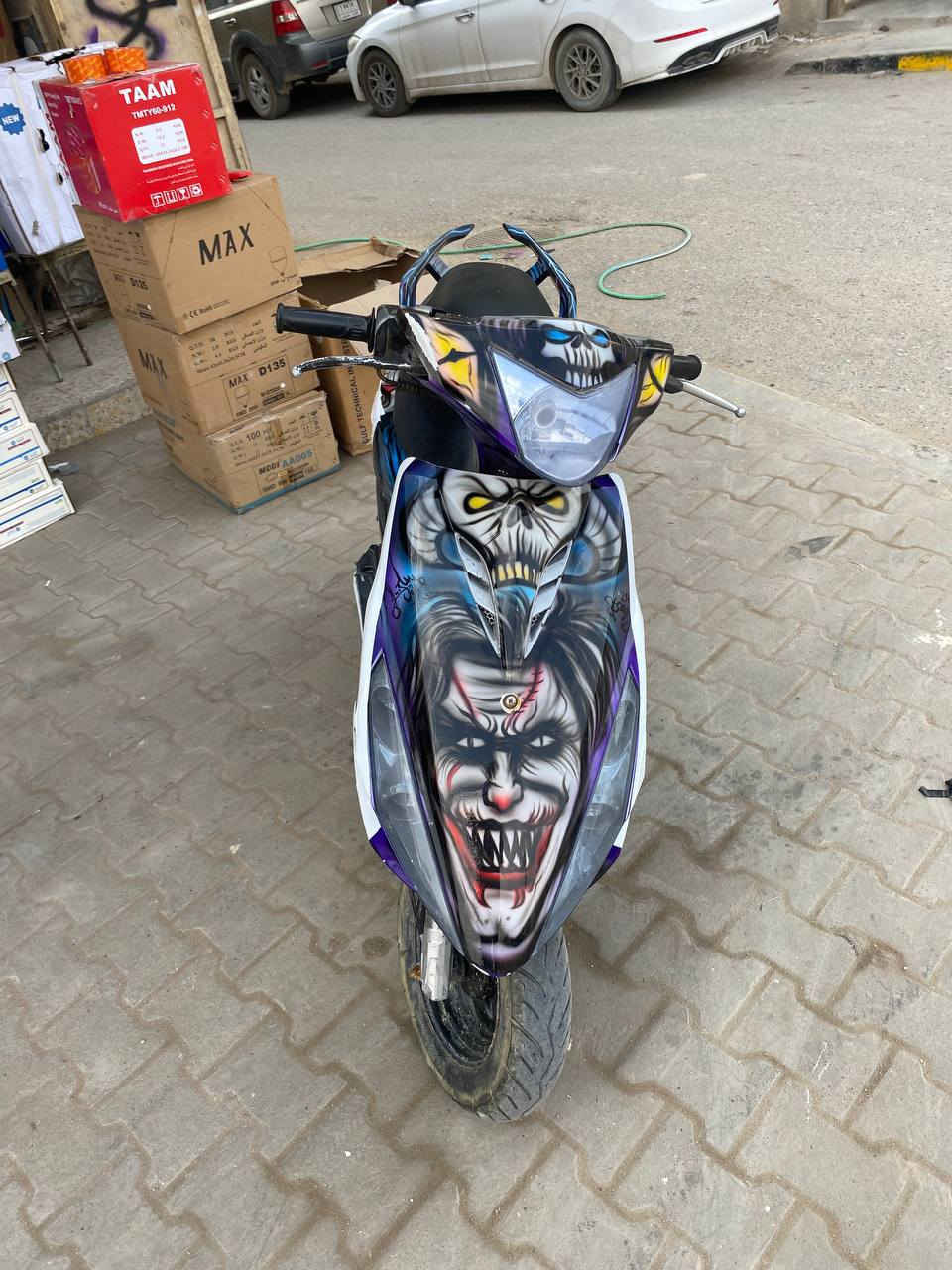 سلام عليك
دراجه ماكس مضلع 
مكينه مفتوحه 49
نكره سلف بكل وكت 
مكينه ناعمه لاصوت لاتبخير
رايدها 600 وبيها مجال 
مكاني بصره ابولخصيب
*********** البصرة, العراق
