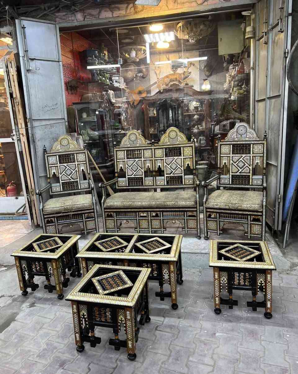نص تخم اربسك  مع سيت طبلات صنع عراقي بايادي مصريه انتاج الثمانينات. نظيف 
*العنوان:بغداد الكسره قرب ملعب الكشافه داخل السوق الشعبي 
*للحجز والاستفسار عن الاسعار يرجى التفضل على الخاص ومراسله الصفحه او الاتصال على الرقم. ***********
*يوجد توصيل الى كل محافظات العراق 
*يرجى التاكد من الطلب قبل مغادره المندوب
#antique #انتيكات #تحف #نوادر #راديو اثاث كريستال زوالي كلاسيك
