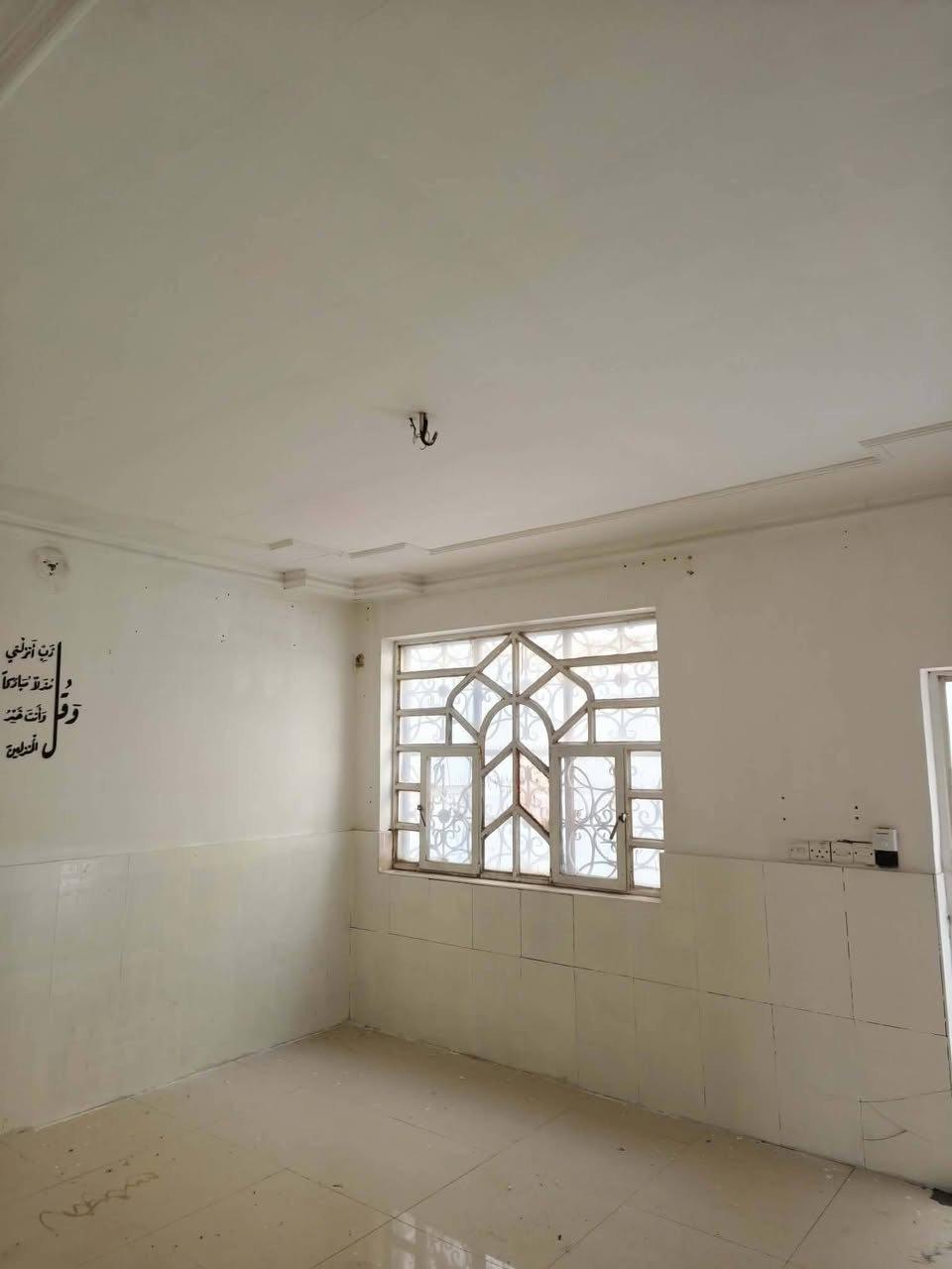 شقه للايجار 100 متر طابق ثاني تحتوي على غرفه وصاله ومطبخ واستقبال وصحيات عدد ثنين 
العنوان النجف حي العداله الفرع مقابل اسواق القلعه
للاستفسار الاتصال على ***********
