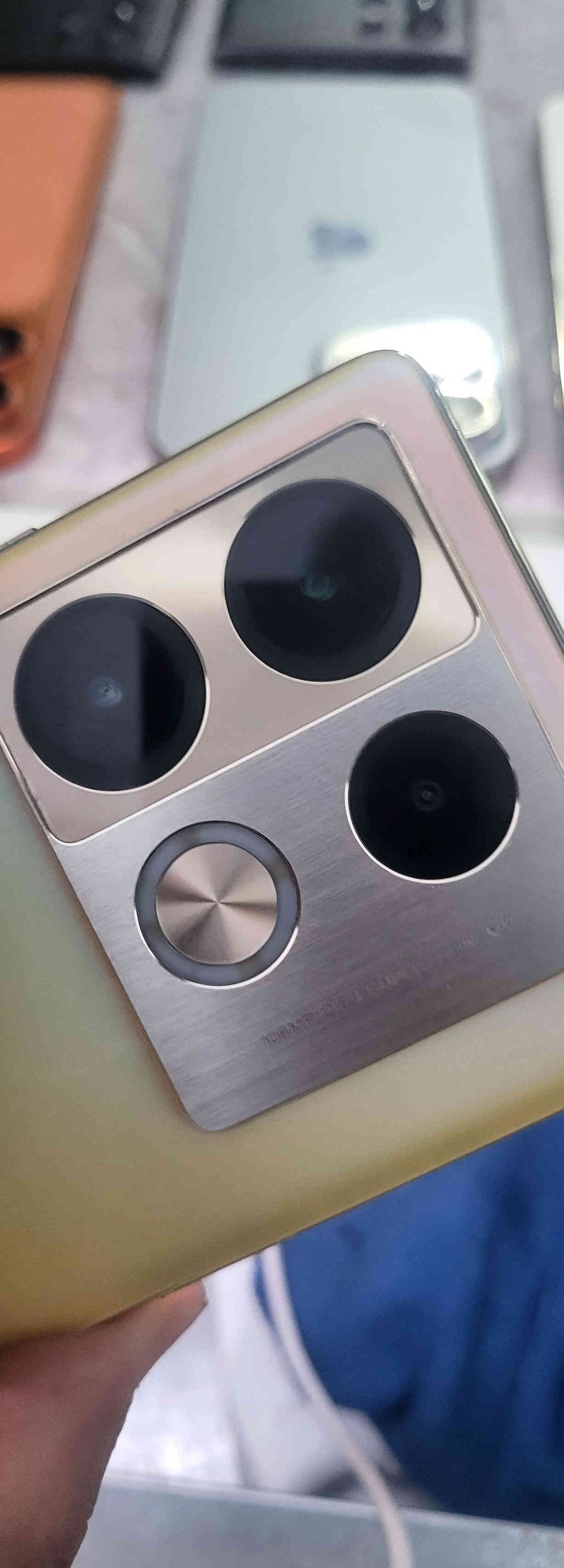 للبيع ب سعر ١٥٠ الف دينار فقط 
رام ١٢ و ذاكره ٢٥٦ كيكا 
دبل سيم 
مكان اربيل قلعه *********** واتساب خابرني
