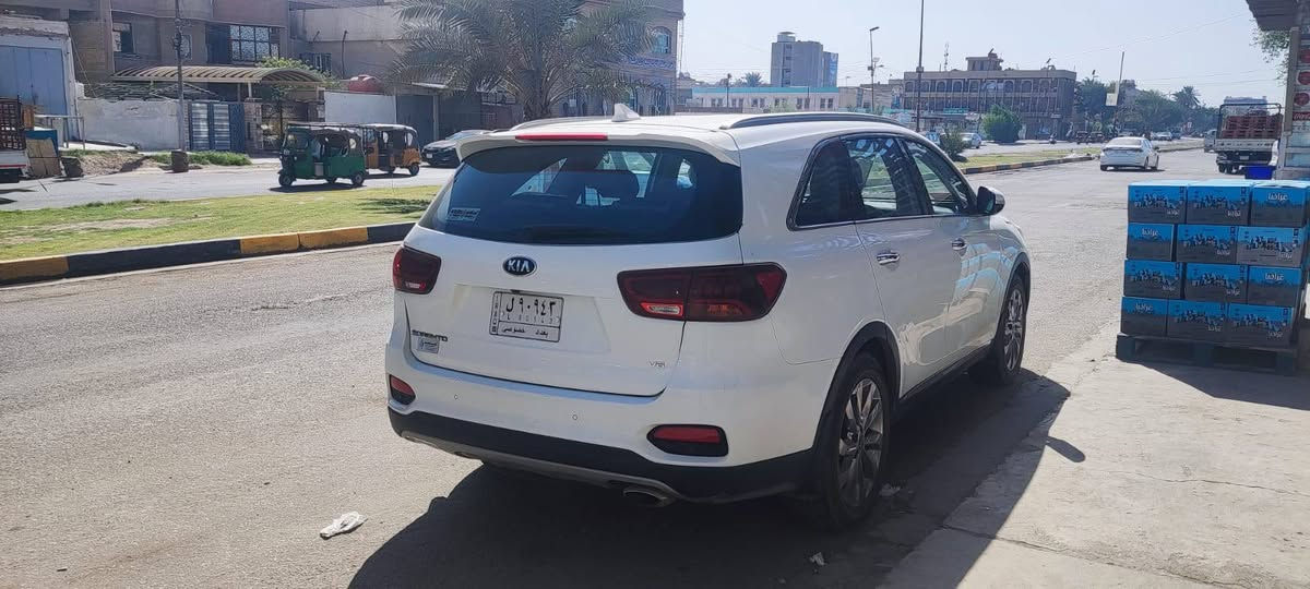 السلام عليكم
سورنتو موديل ٢٠٢٠ 
نص فول 
سيارة مكفولة من الصبغ وكل شيء 
مكاني بغداد جميلة 
السعر ٢٦٠
بيها مجال بسيط
رقمي ***********
