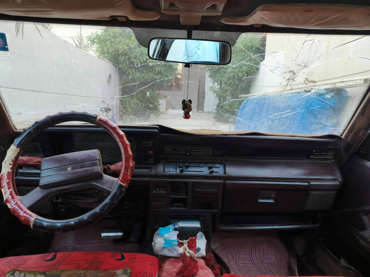 السلام عليكم  سياره سوبر موديل 1985 للبيع رقم دولي مكينه وكير ففتي تبريد شغال تدفئه مامربوطه بس تربط الصونداة بيه ضربه بالصفحه وراجعه مابيه شي السعر ٤٥ ورقه المكان ديالى الرقم ***********
