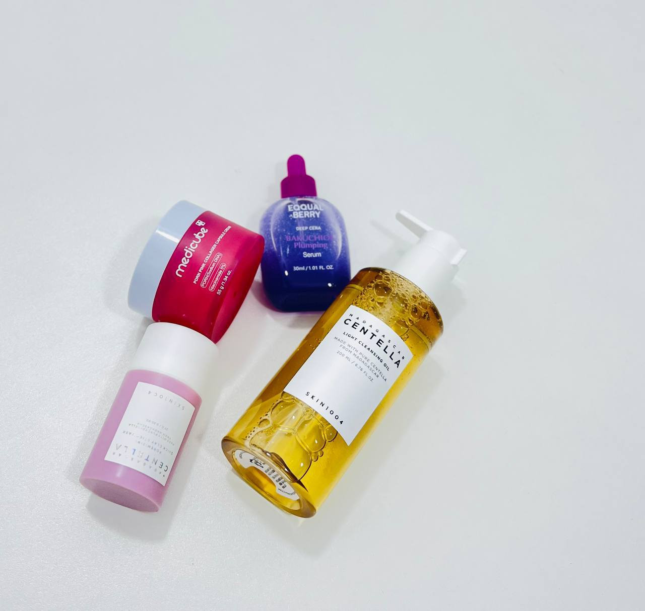 💖✨ عرض العناية الكوري ✨💖
📦 الباكج يتكون من:

🌿غسول زيتي من سنتيلا Centella: يذوب المكياج وينظف البشرة بعمق بدون ما ينشفها.

🌸 ماسك سانتيلا Centella: ينظف البشرة ويوازنها ويخليها خاليه من الرؤس السوداء .

💧 سيروم Bakuchiol: يقلل التجاعيد ويشد البشرة ويعطيها نضارة طبيعية.

🧴 كريم Collagen Medicube: يغذي البشرة بالكولاجين، يرطبها ويخليها مشدودة وناعمة.

🔸 طريقة الاستخدام:

1. أول شي استعملي زيت التنظيف Centella على بشرة جافة، دلكيه وبعدين غسليه بالماي.

2. بعده حطي لماسك ليعالج مشاكل البشره ويصفيها من المسام ودهون .

3. حطي نقط من سيروم Bakuchiol ودلكي بخفة.

4. أخيراً، خلي كريم الكولاجين كخطوة ترطيب نهائيه.

💯 النتيجة: بشرة صافية، مشدودة، ناعمة مثل الكوريّات ✨

#جمالك_كوري #عناية_بالبشرة #روتين_كوري #كولاجين #بشرة_مشدودة #بشرة_صافية #جمال_عراقي #كوريا_للبشرة #bakuchiol #skincare


**إذا كنت صاحب هذا الإعلان وتريد حذفه لأي سبب، رجاءا أرسل رسالة إلى الدعم الفني**