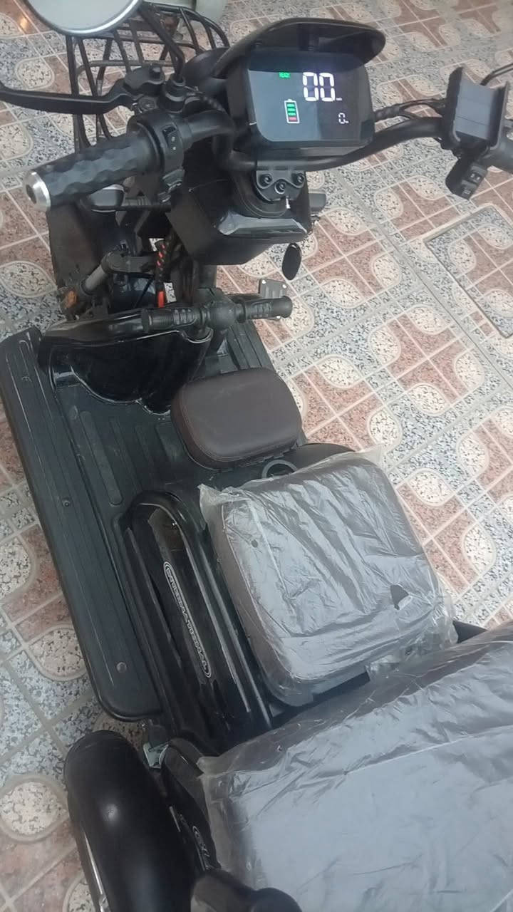 السلام عليكم دراجة شحن معروضة للبيع مستخدمة اقل الاسبوع  مميزاتها موجود. بية 3 مقاعد مقعد مقعدين كبار ومقعد اصغير ويوجد بية 3 بريكات وبية 5 بطاريات بية حساسات وبية بگ وبية شحن تليفون وبية قاعدة تليفون هي دراجة موطور مو ملف وبية جنطة من الخلف وتنشحن الدراجة  الشحنه الوحدة اتمشيك 15 كيلو دراجة زيرو والسعر 900 الف وبية مجال 
العنوان بغداد حي الجهاد حي الفرات قرب جامع الرحمان الرقم ***********
