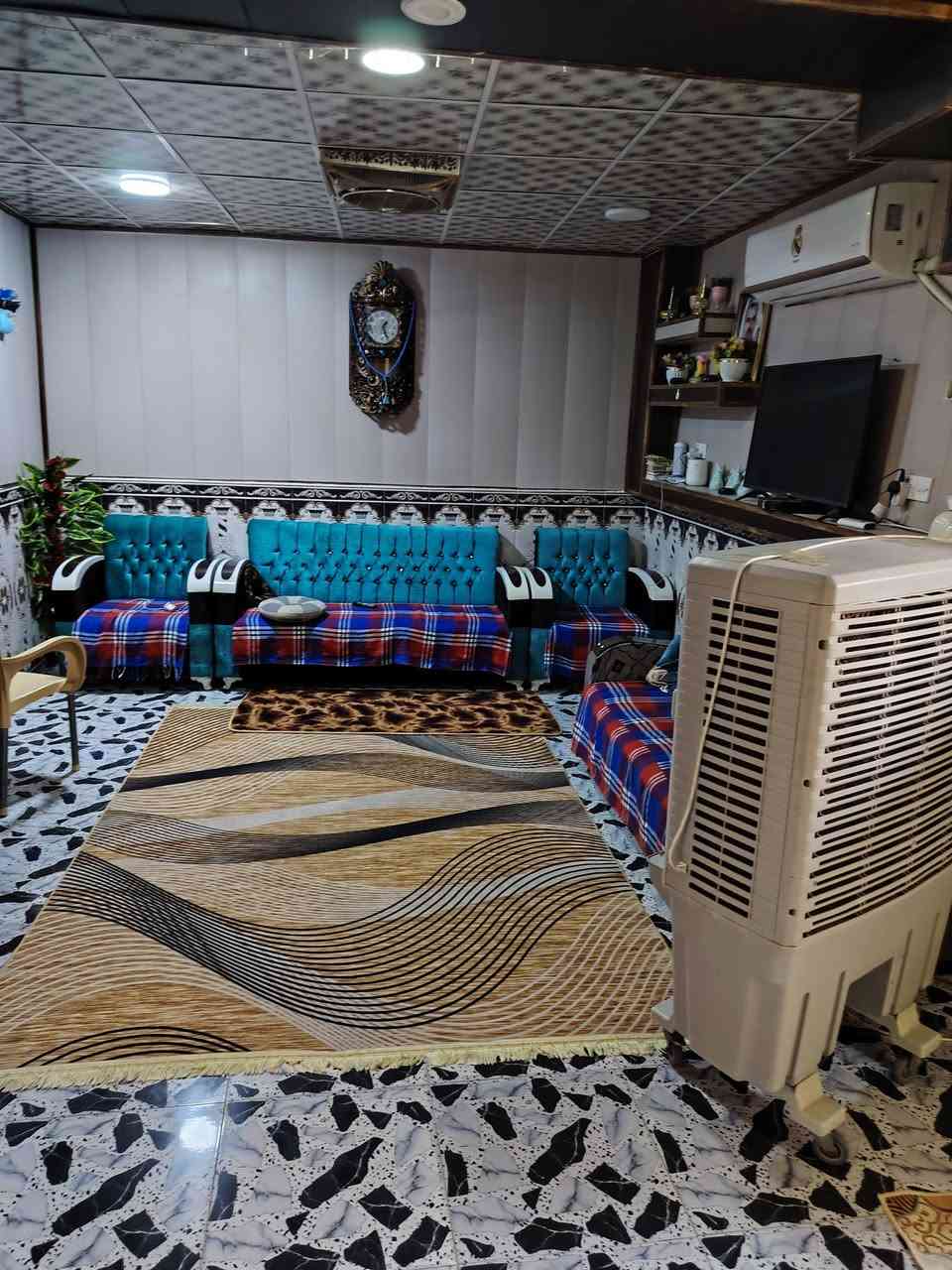 بيت للبيع في حي تومان مقابيل البناكل بالفرع يم استاذ ابو رامي المساحه ١٠٧ متر بيه استقبال 4 ×5 وصاله كبيره على عرض البيت وغرفة النوم 4 ×5 ومطبخ وصحيات والبيت جاهز كبل تكعد بيه وطارمه ومشمول بقرار مجلس الوزراء وبيه معامله بالبلديه *********** السعر ٢٢ مليون
