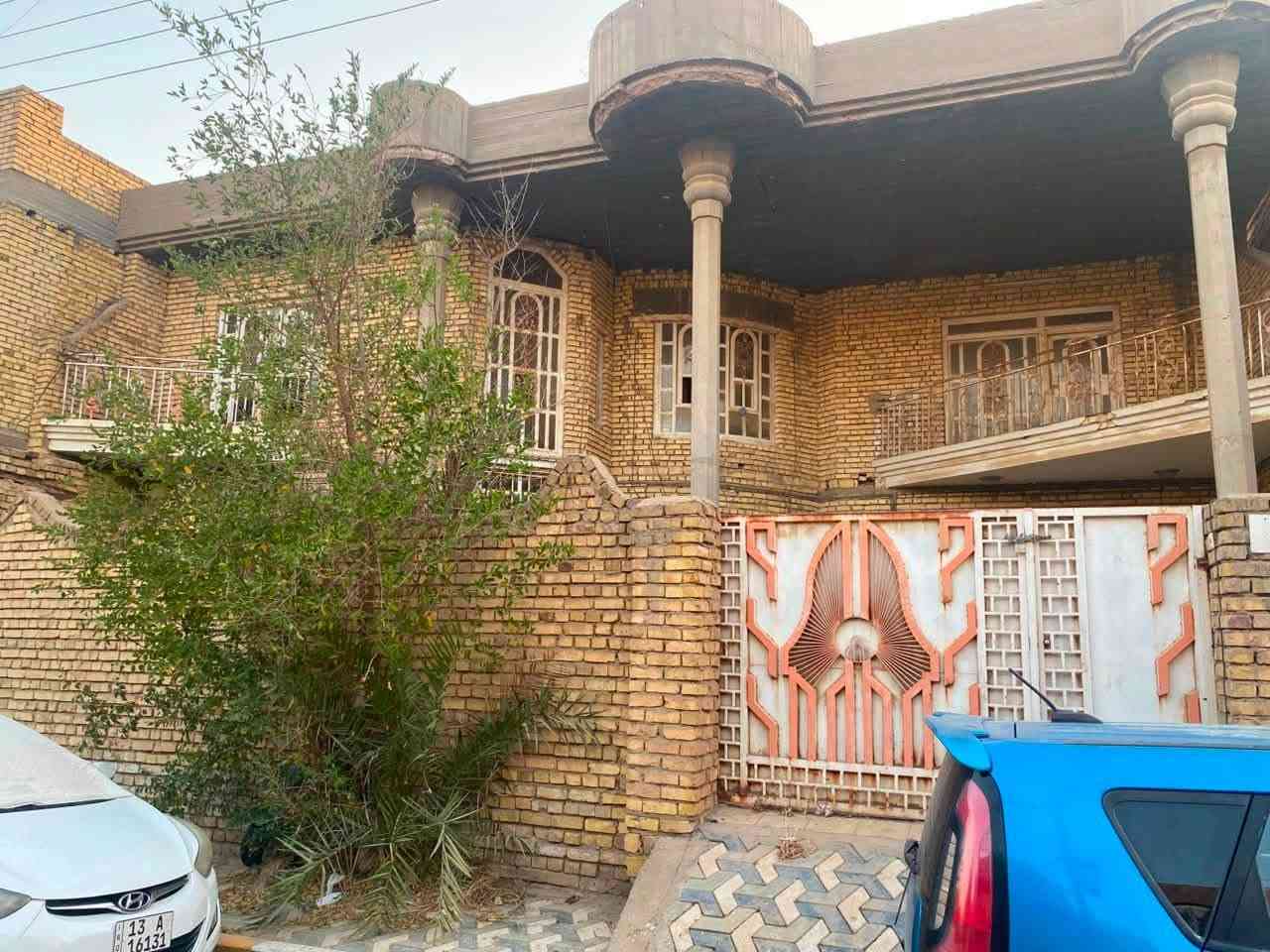 الدار للبيع
📏المساحة 320 متر الواجهه 16 متر النزال 20 متر طابقين

📍الموقع : قطاع 28 خلف السوق مباشر فرع الضريبه القديمة

البيت يحتوي على كراج كبير وحديقة وصحيات خارجية

الطابق الاول يحتوي على استقبال وصاله كبيره وغرفتين نوم ومطبخ حار ومطبخ بارد وصحيات داخليه 

الطابق الثاني يحتوي على 3 غرف نوم وسطحين مجموع الغرف 5 غرف نوم 

للاستفسار عبر الخاص او الاتصال على الرقم ***********
