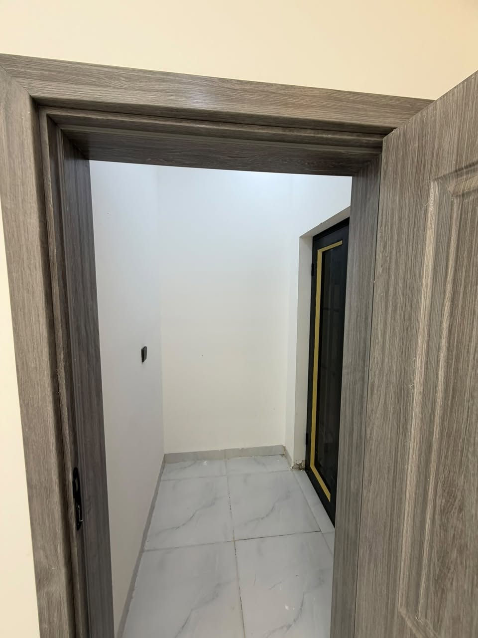 **منزل للبيع في مجمع جنة تكريت السكني** 🌟
**مقدم من مكتب التساهل العقاري**
### 📍 تفاصيل العقار:
 * **الموقع:** تكريت - مجمع جنة تكريت السكني.
 * **المساحة:** 200 متر مربع.
 * **السعر:** 115 مليون دينار عراقي.
### 📞 للاستفسار والتواصل:
لمزيد من التفاصيل أو لترتيب موعد لمشاهدة العقار، يرجى الاتصال بنا:
 * **رقم الهاتف:** ***********
  خيارك الأمثل للعثور على منزل أحلامك في تكريت.
