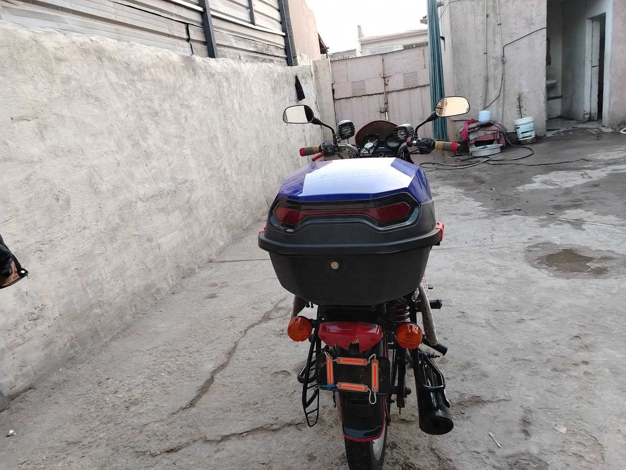 دراجة بوكسر أوراق اصولي مكفوله السعر ٦٥٠الف وبيه مجال العنوان بابل السياحي الاتصال على الرقم ***********
