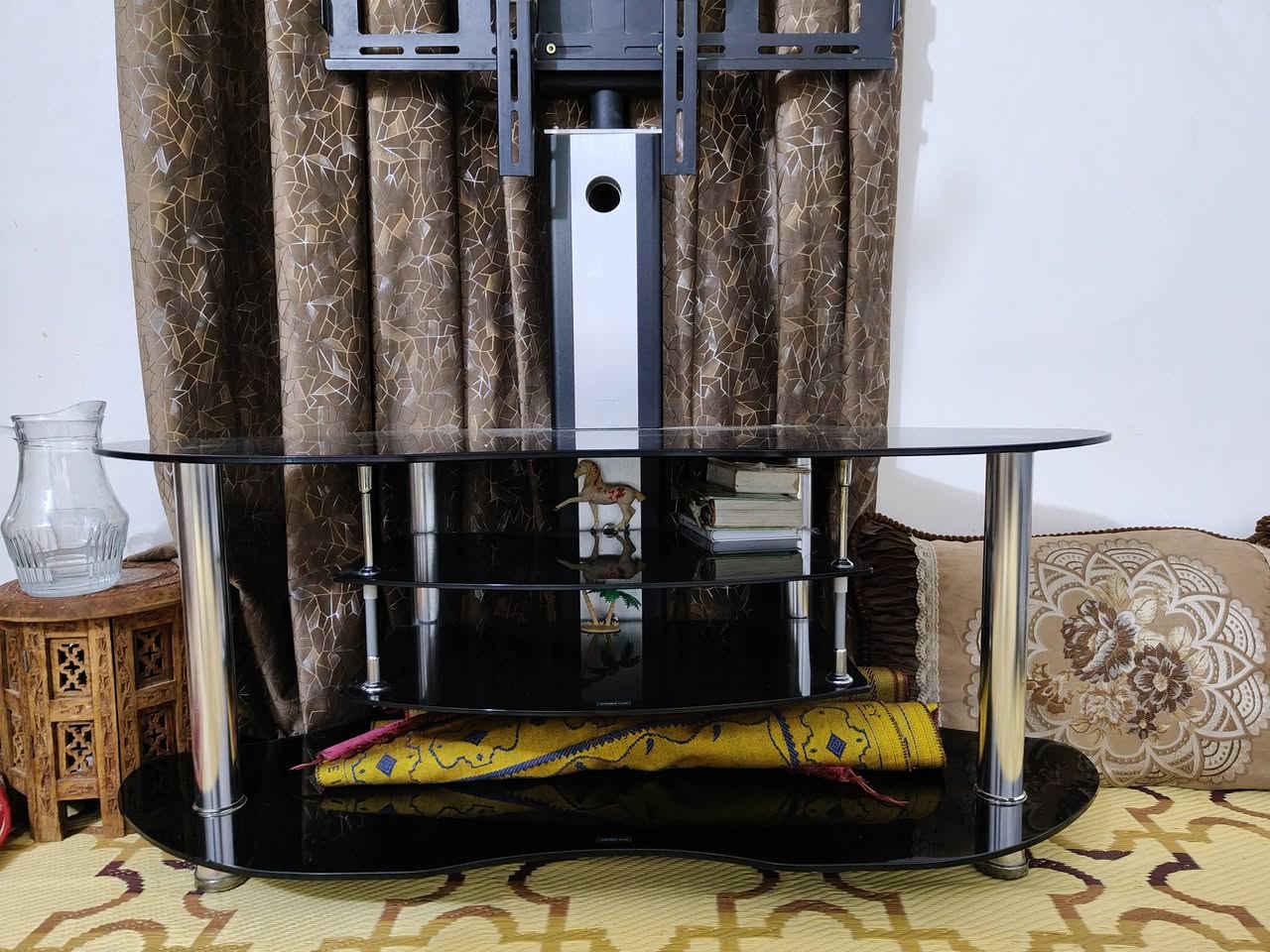 ميز بلازمه زجاج  أخو الجديد
 الارتفاع مالته متر ونص متحرك 
الاتصال على رقم الهاتف ***********
السعر 75 وبيه مجال
