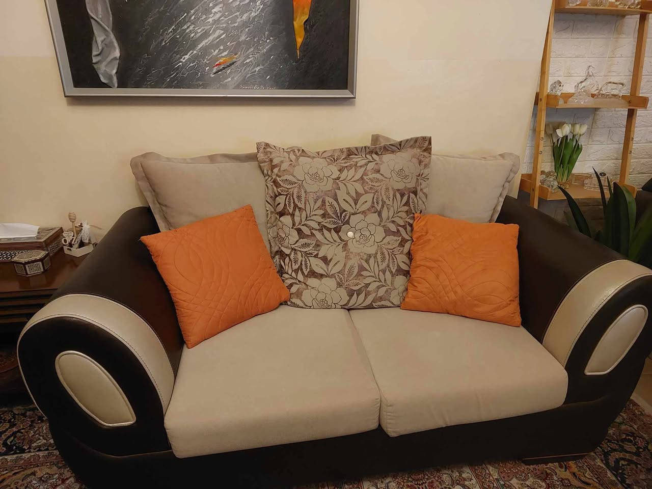 🛋️ طقم قنفات للبيع – 10 نفر مع بردات
🔸 مكوّن من: قطعتين (٣ نفر) + قطعة (٢ نفر) + قطعتين (١ نفر)  
🔸 الطقم ثقيل ونظيف جدًا، شبه جديد  
🔸 جلد جوزي غامق قريب للأسود، نوع ممتاز  
🔸 الكوشات والمقاعد نظيفة وبيه سحاب للغسل  

🪟 البردات:
- بردة كبيرة عرضها ٣.٩ متر قابلة للتصغير والتكبير  
- بردة أصغر عرضها ٣ متر قابلة للتصغير  
- السعر الكلي للبردات: 200 ألف دينار  

💰 الأسعار:
- الطقم: 600 ألف دينار  
- البردات: 200 ألف دينار  

📍 الموقع: دهوك – شقق زيرلاند  
📩 للاستفسار راسلنا خاص أو عبر واتساب: ***********
