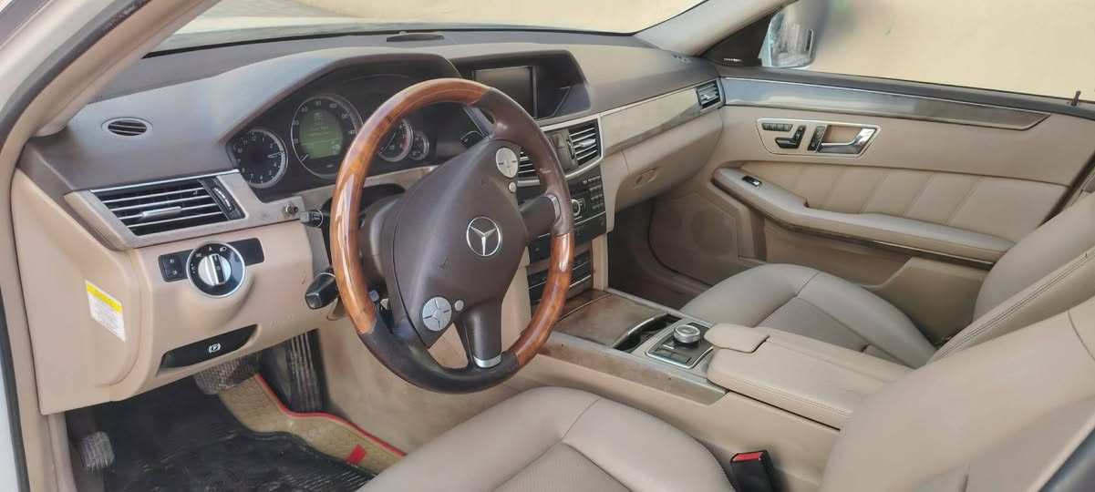 مرسيدس بنز E350 موديل 2011 – وارد أمريكي 🇺🇸

أداء قوي وناعم
 ناقل الحركة:
أوتوماتيك 7 سرعات (7G-Tronic)
 الدفع: خلفي
 اللون الخارجي: أبيض
 اللون الداخلي: بيج (جلد)
✅ المواصفات:
فتحة سقف 
مقاعد جلد كهرباء مع ذاكرة
تحكم كهربائي بالمقاعد
شاشة وسطية مع نظام معلومات
نظام صوتي أصلي
تحكم بالمقود (Multi-Function Steering Wheel)
إضاءة نهارية LED
مرايا كهربائية قابلة للطي
تحكم بالمناخ أوتوماتيك (ثنائي المناطق)
ABS – ESP – Airbags
مثبت سرعة (Cruise Control)
🛠️ الحالة:
السيارة نظيفة جدًا
المحرك الكبير بحالة ممتازة
مكيف بارد
لا تحتاج مصروف
📍 الموقع: (بابل)
💰 السعر:(165$)
📞 للتواصل: (*********** )
