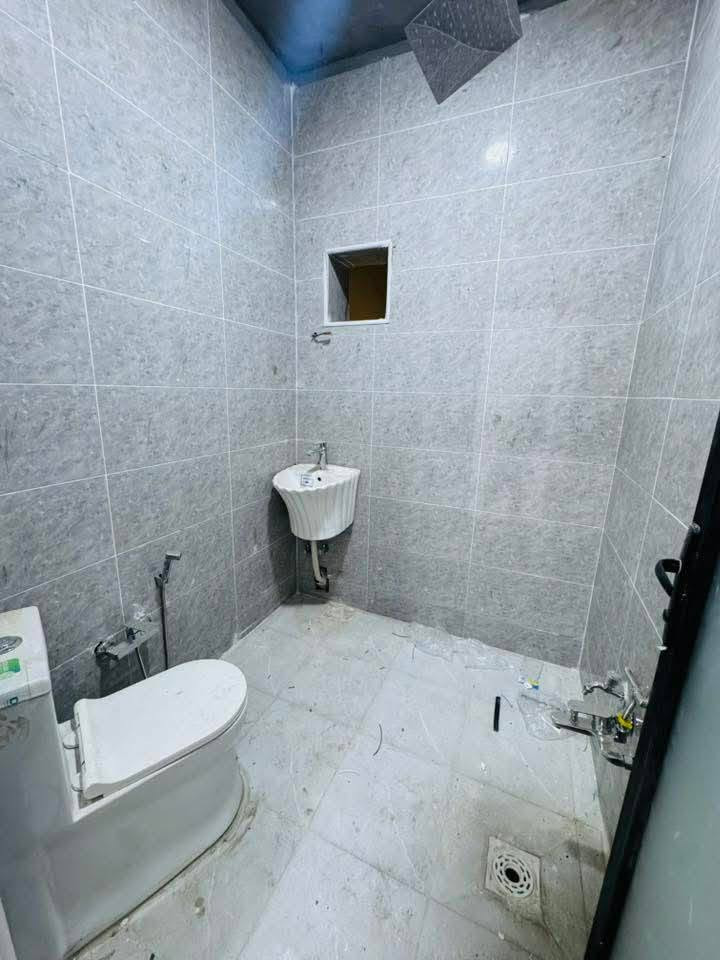 🏠 منزل عصري للبيع - بناء حديث 2026
فرصة مميزة لامتلاك دار سكنية بتصميم حديث وتفيذ هندسي متقن (صب كونكريت مسلح)، جاهزة للسكن الفوري.
📍 تفاصيل العقار:
• المساحة: 200 متر مربع.
• نوع العقار: طابو زراعي 
•العنوان / التقية الثالثة داخل مجمع الروان
• عدد الطوابق: طابقين 
• سنة البناء: 2026 (بناء جديد لم يسكن).
📐 التصميم الداخلي:
🔹 الطابق الأرضي:
• استقبال واسع للضيوف.
• صالة داخلية (هول) بتوزيع مريح.
• غرف نوم عدد (2).
• مطبخ.
• مجموعة صحيات داخلية + صحيات خارجية.
• طارمة واسعة ومنطقة مدخل.
🔹 الطابق الثاني:
• غرف نوم عدد (2).
• صالة جلوس إضافية.
• مجموعة صحيات متكاملة.
🏗️ المواصفات الفنية:
• الهيكل الإنشائي: كونكريت مسلح بالكامل لضمان أعلى مستويات المتانة.
• تشطيبات حديثة وعصرية تناسب ذوقك.
📞 للتواصل والاستفسار:
للمزيد من المعلومات أو لتحديد موعد للمعاينة، يرجى مراسلة الحساب مباشرة أو الاتصال على الرقم ***********
