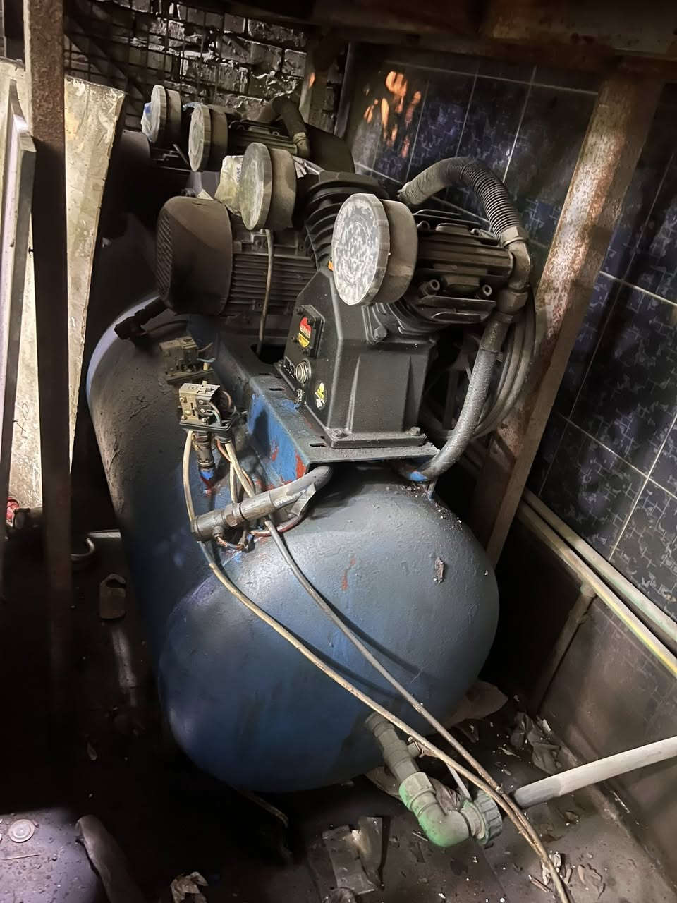 للبيع جك كرواتي كما موضح في الصور مع كمبريسر 550 مع مضخة ثري فيز مع بطل اوكسجين محور بطل رغوة 
للاستفسار ***********
بغداد
