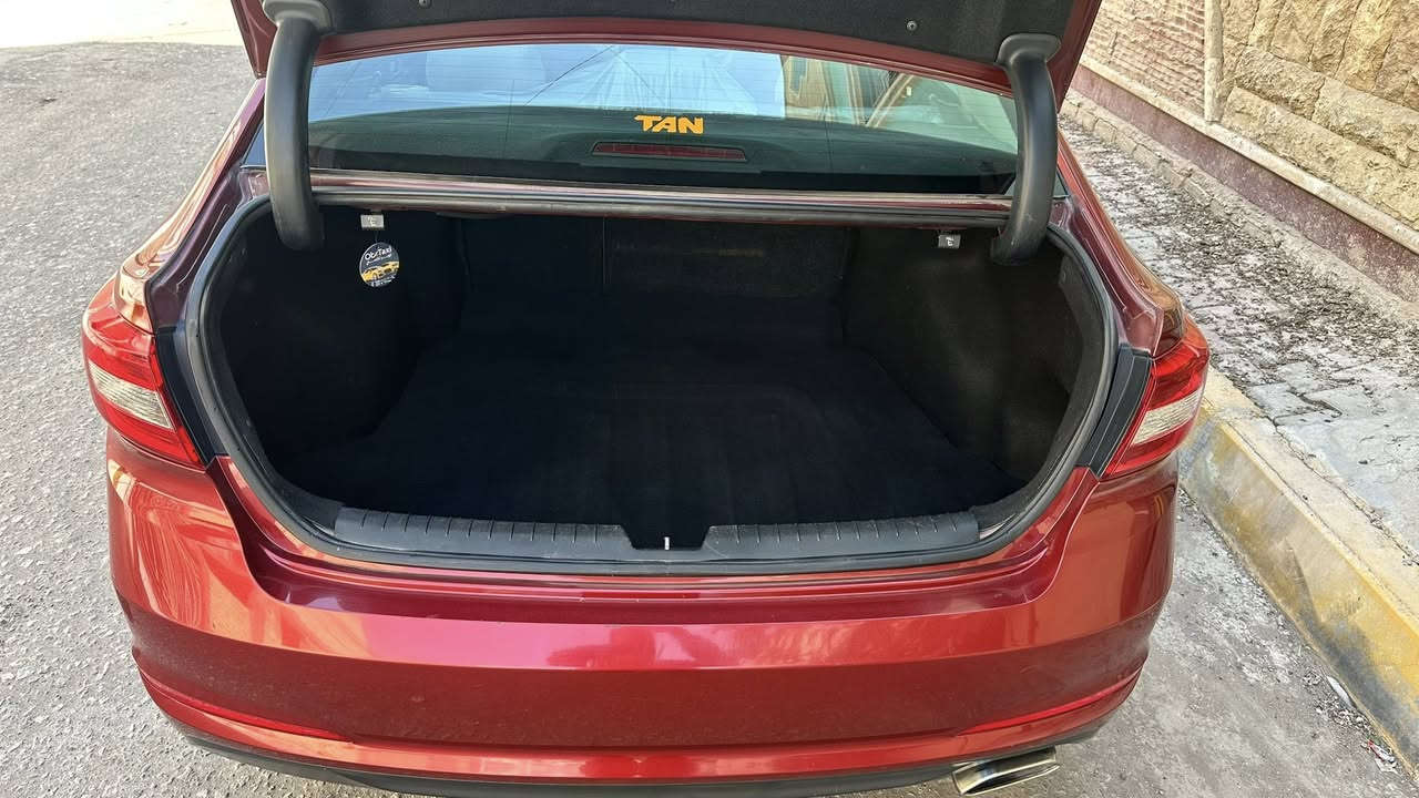 السلام عليكم
سوناتا للبيع مديل 2016 امريكي 
ماشيه 140 mi  حادثه قطعتين صبغ فقط 
عليه ادامه كامله بلكات ومسطره نوزلات
ومنضومه بانزين وفلاتر وتخم تاير .
الواصفات 
-- مكينه 2400 GDi 🚀
-- كامره خلفيه 
--وشاشه بلاديه 
--3 انظمه قياده 
-- ويل وكب بلادي 
--مانع نزلاق
--تبريد ثلج ❄️
--لون مميز 
-- داخل لونين 
-- سويجات عدد 2
رقم كربلاء مداور ثاني يوم 
مكان السياره كربلاء 
السعر 120 قفل 🔒
واتساب موجود 
الرقم : ***********
