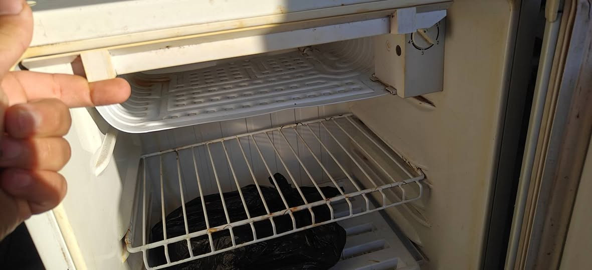 السلام عليكم للبيع ثلاجه صغيره مال غرفه شغاله مابيها ضرر شرط تجمد عنوان سايدين انصار سعرها 50 الف / ***********
