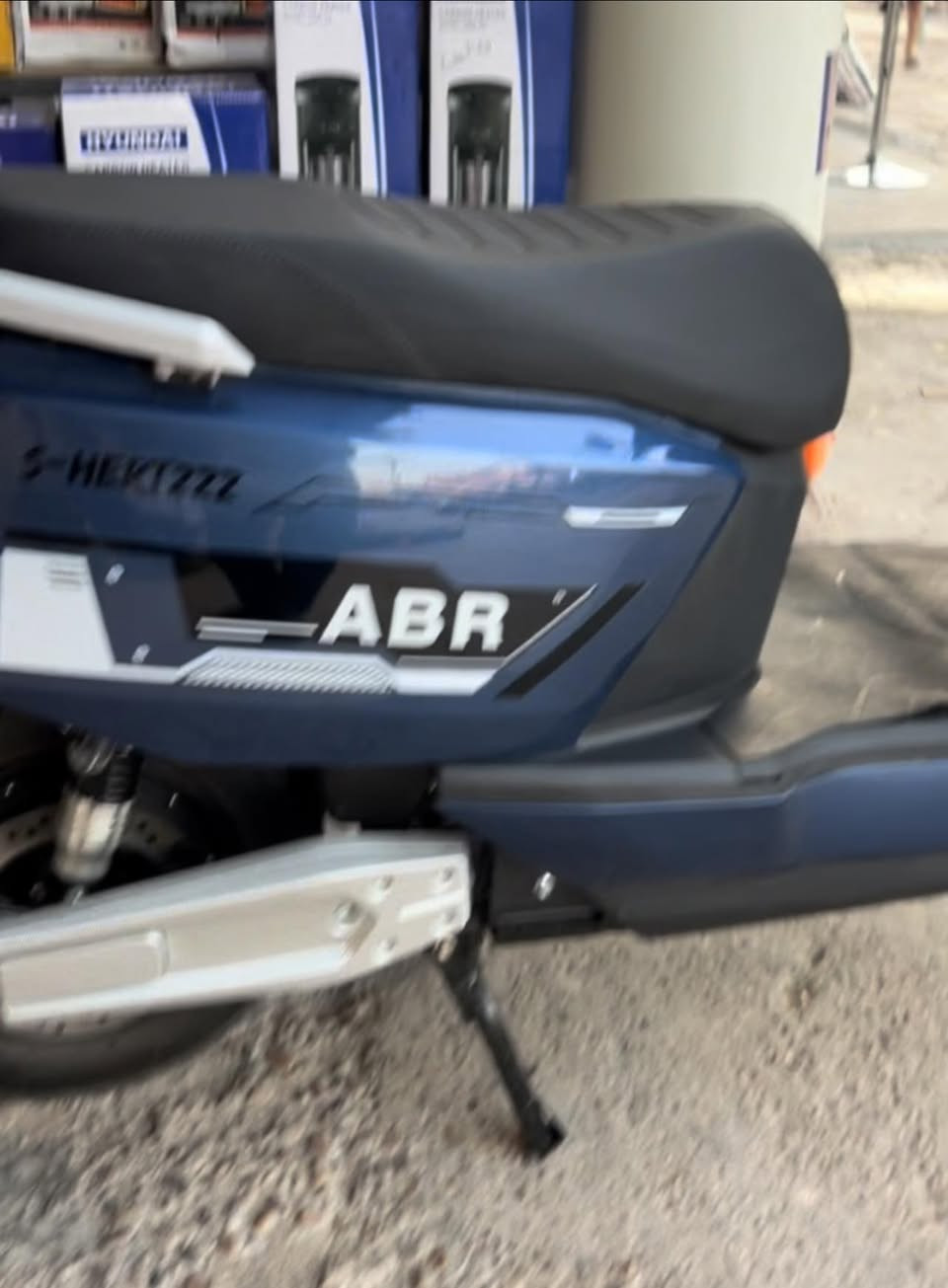 السلام عليكم دراجا شحن نوع ريان  فول مواصفات 4نمر سرعه 99 والحقيقي 75  بريكات هيدرو ليك 6بطاريات 32امبير حجم الملف 2000   ستفسار ***********
