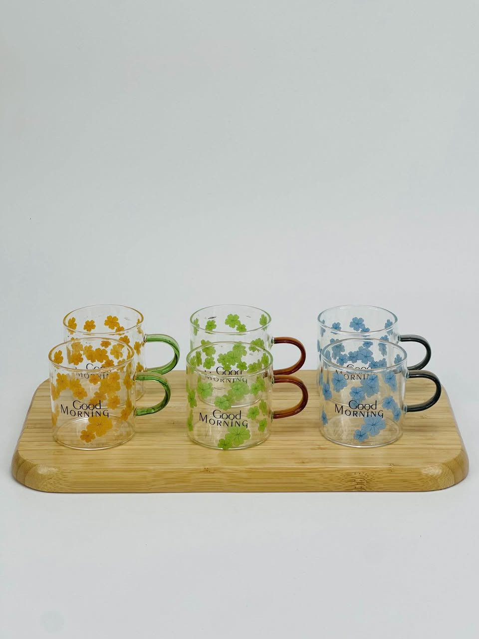 السيت مو "طقم" تقليدي، بل يجي بتصميم عشوائي ومودرن؛ يعني لون اليد يختلف عن لون الورد، وهذا ينطي شكل كلش "فانكي" ومميز للميز.
الأكواب زجاج شفاف درجة أولى وعليها عبارة Good Morning، وكل كوب يجي بتشكيلة ألوان (أزرق، أخضر، برتقالي) تختلف عن الثاني.
وعلمود تحافظين على هاي الألوان وما تروح، غسليها بإيدچ وبإسفنجة ناعمة وابتعدي عن غسالة المواعين. حلة, بابل


**إذا كنت صاحب هذا الإعلان وتريد حذفه لأي سبب، رجاءا أرسل رسالة إلى الدعم الفني**