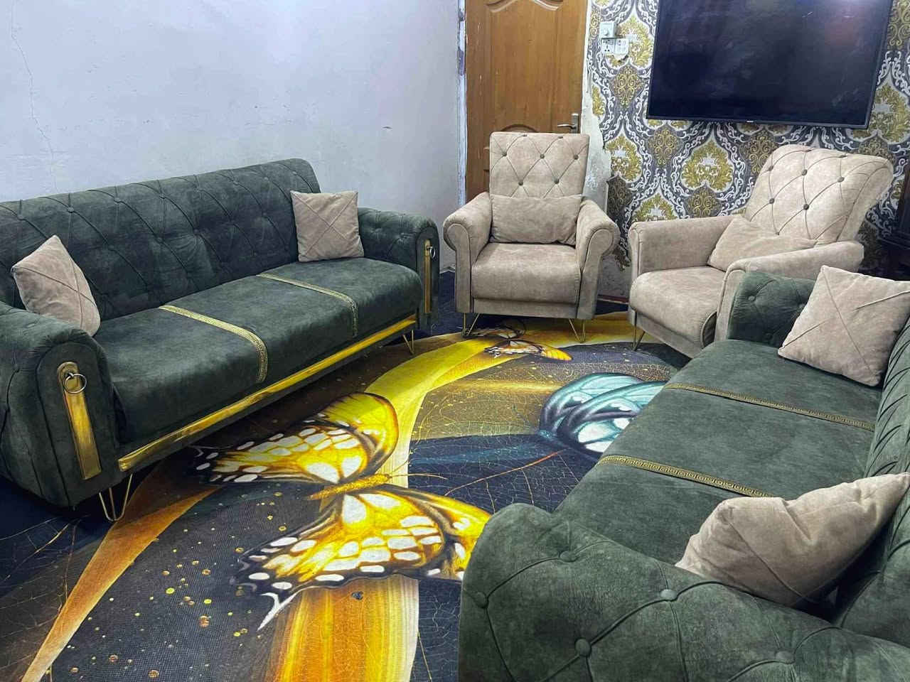 تخم 8 مقاعد تكمه بلوك اسود نضيف بدون اي ضرر ب 190 قفله
***********
