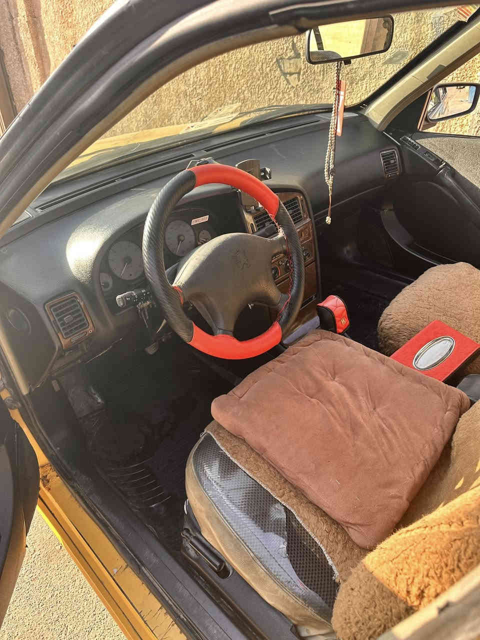 السلام عليكم بيجو بارص للبيع ٢٠١٥  السيارة مصفرة هيئة وغرمات وسنويه ٢٠٢٧ ومحور كير ومكينه كورلا سيارة بيه باب خلف السايق مبدل تصفيخ ومصبوغ كما موضع بصور السيارة نضيفه مكان سيارة الحبيبية قرب ملعب المدينة الاستفسار السعر ٤٢ وبيه مجال قليل الأتصال ***********
