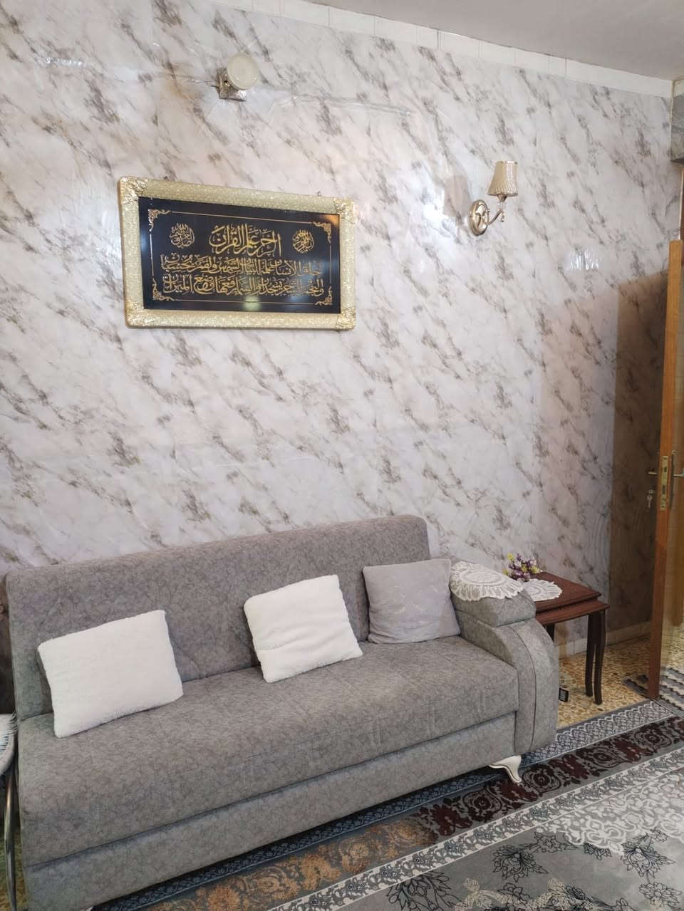 بيت مساحه 75 متر طابو ملك صرف 
غرفتين صاله واستقبال وصحيات 
طابق ونص سعره بلاش كلش مناسب 
***********حسين
***********حيدر
موقعه قضاء الراشديه منطقه لانتصار
