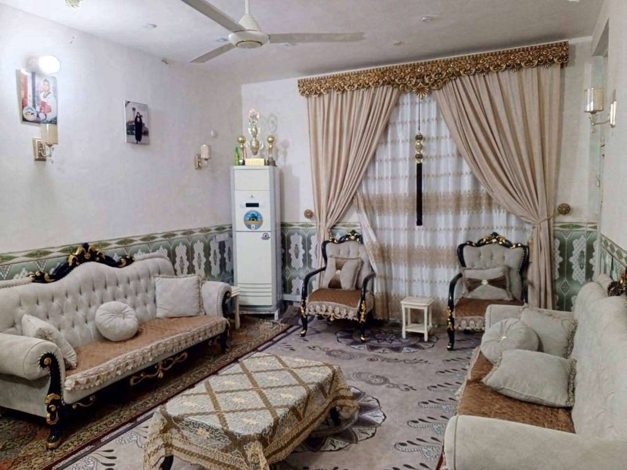 بيت مساحة 200 متر طابقين
 الوجة ١٠ النزال 20
سنة البناء 2019
 الطابق الأول غرفتين جوه
صحيات داخلية وخارجية
وهول واستقبال
ومطبخ
ومخزن
الطابق الثاني
غرفتين نوم وهول وصحيات
ومطبخ
السطح شتايكر
العنوان دور العمال خلف شارع الخدمي
عرض الشارع 10
هاتف***********
