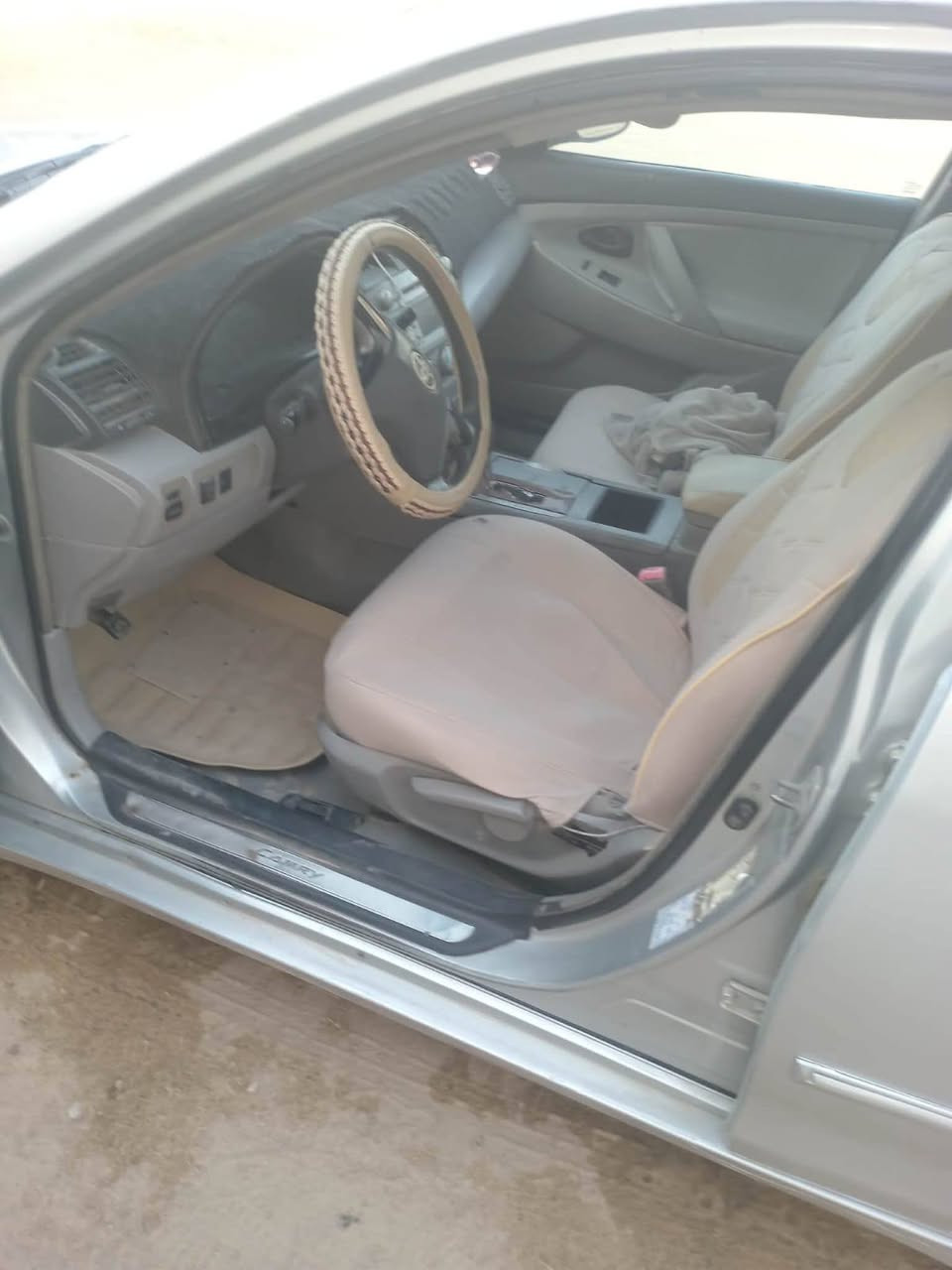 السلام عليكم من رخصد المدر الكروب سياره كامري موديل7الفين وسبعه رقم ذي قار باقي تفاصل الوتساب  ورقم *********** السعر 75 بيه مجال
