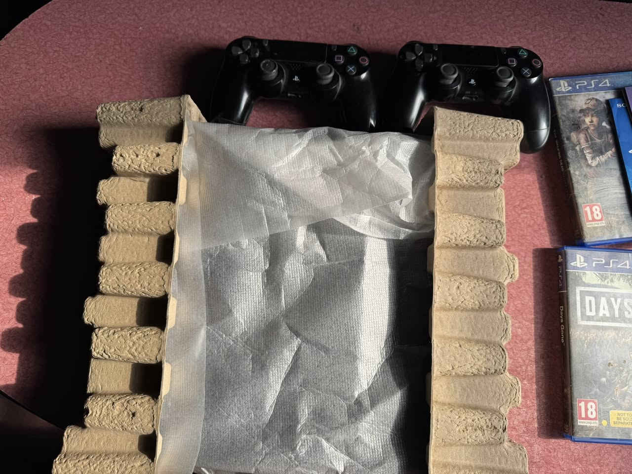 السلام عليكم بلي 4 سلم اخر اصداراته و نظافة 99 مستعمل ممفتوح ابداً مع الكارتونة مالته+ ملحقات :
جوستك عدد 2 أصليات
اقراص عدد 6 (Days Gone/Fifa 21/A Way out/the walking dead/Sleeping Dogs) (قرص جميع اجزاء Uncharted)
قابل للتهكير 
السعر =375الف دينار وبي مجال
رقم وتساب فقط 
***********
