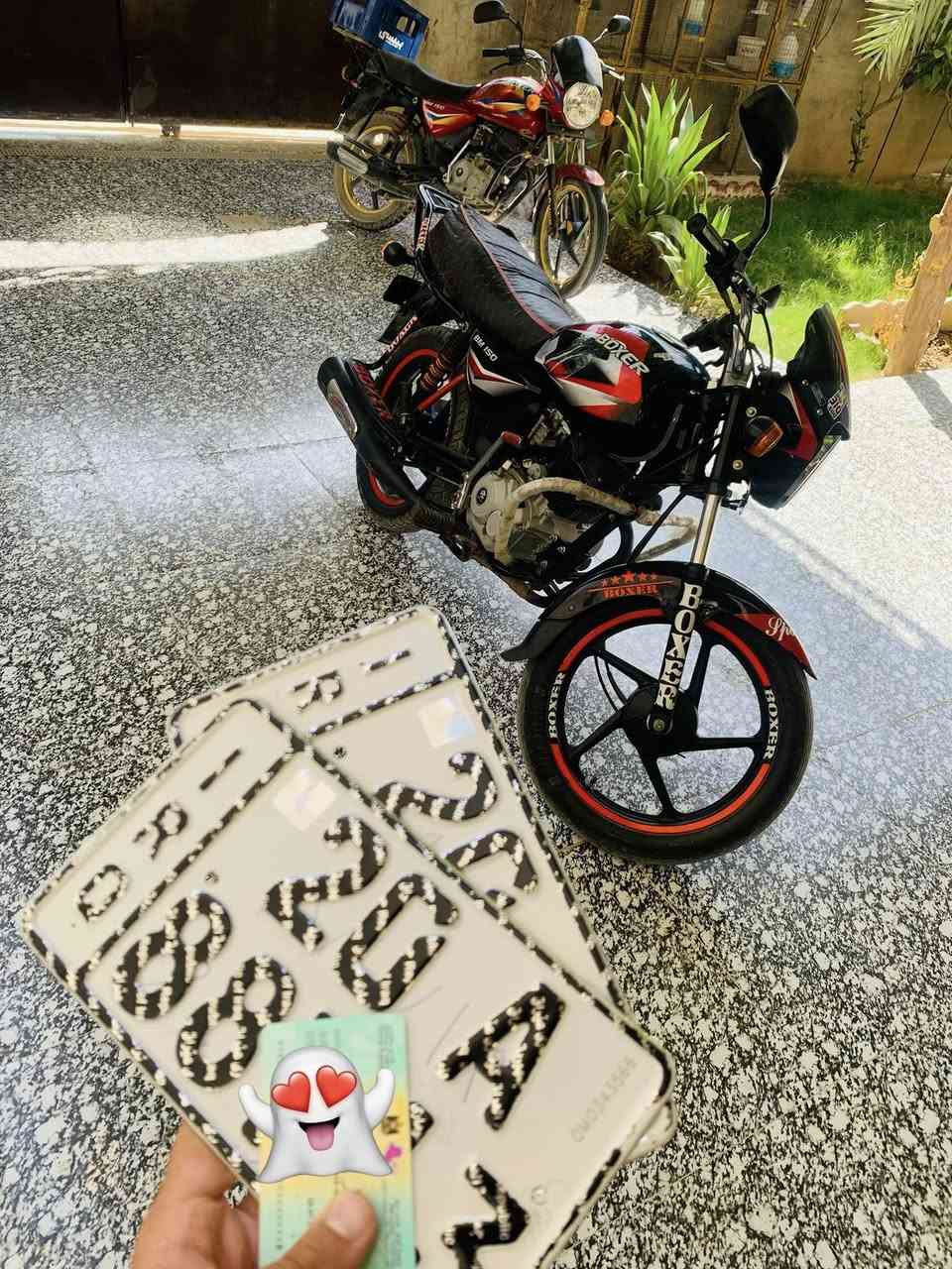 السلام عليكم دراجة بوكسر مرقم سنوية ولوحة انكليزي رقم ديالى موديل 2022 مكفولة كفالة عامة تحويل ثاني يوم ماشية 11000 دراجة كلش نظيفة كهربائيات كلها شغالة مابيها اي شي نقص السعر 2.100
العنوان ديالئ - كنعان 
اتصال او واتساب ***********
