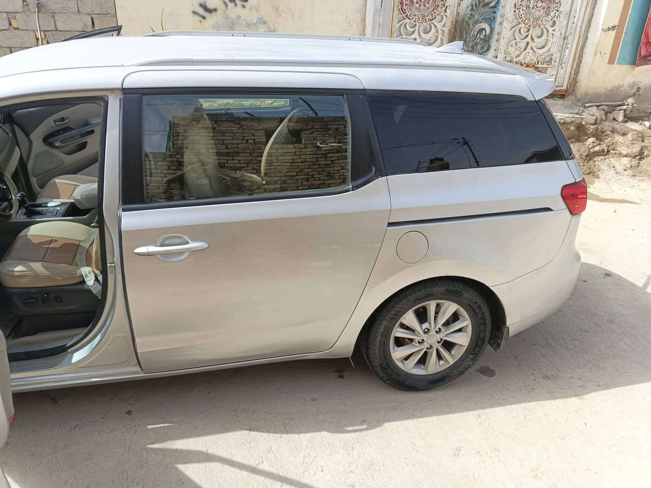 سلام عليكم للبيع كيه سيدونه موديل 2017 مواصفات مرايات شفط حساسات امامي وخلفي شاشه وكامره بيبان كهرباء بردات بلاديه محرك وكير خير من الله مكفولات  رقم نكليزي بسمي مداور ثاني يوم سعر 185 بيهه مجال  مكان ناصريه استفسار رقم *********** بي واتساب
