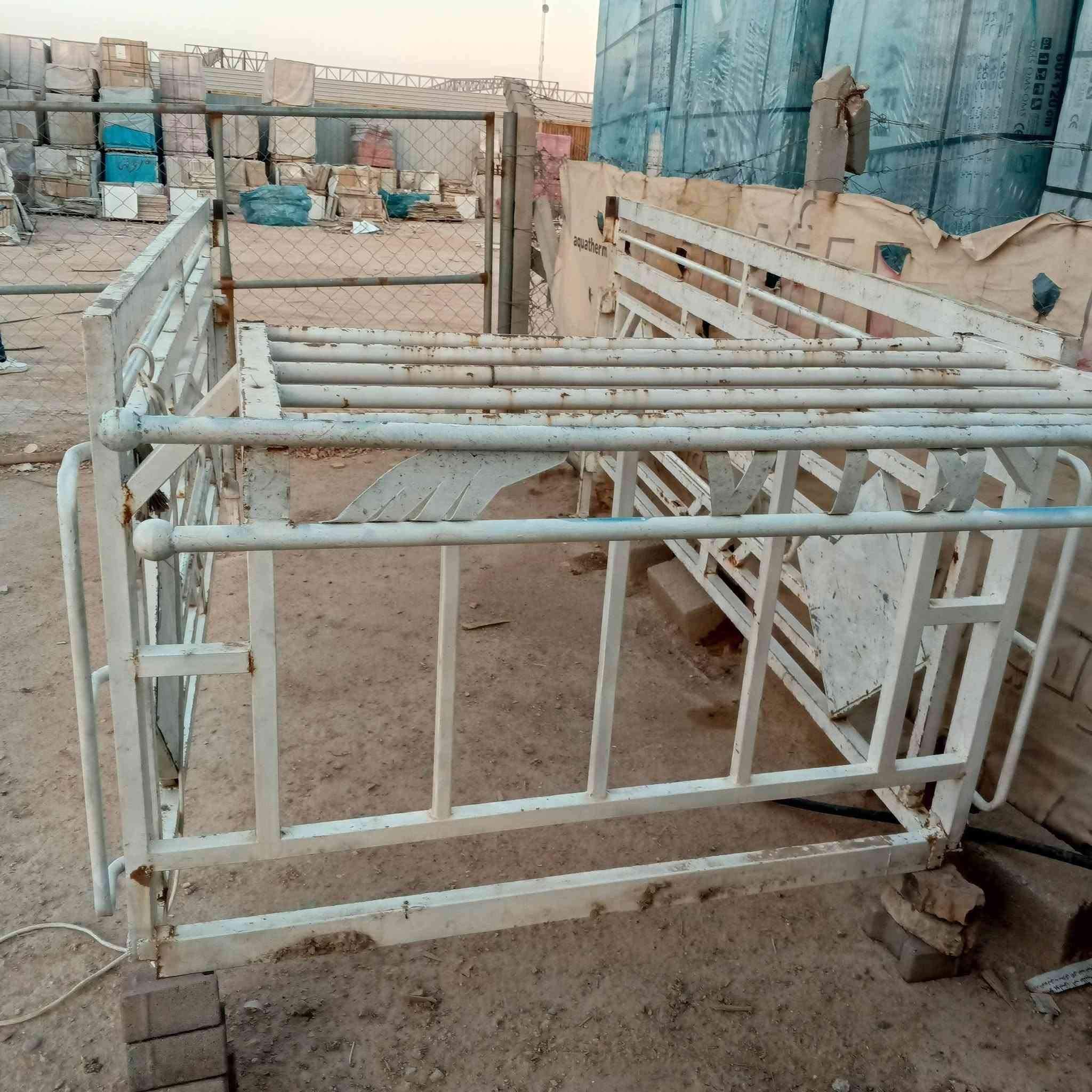 السلام عليكم محجر للبيع 
نظيف ومناسب 
مكانه النجف شارع المطار 
450وبيه مجال 
***********
