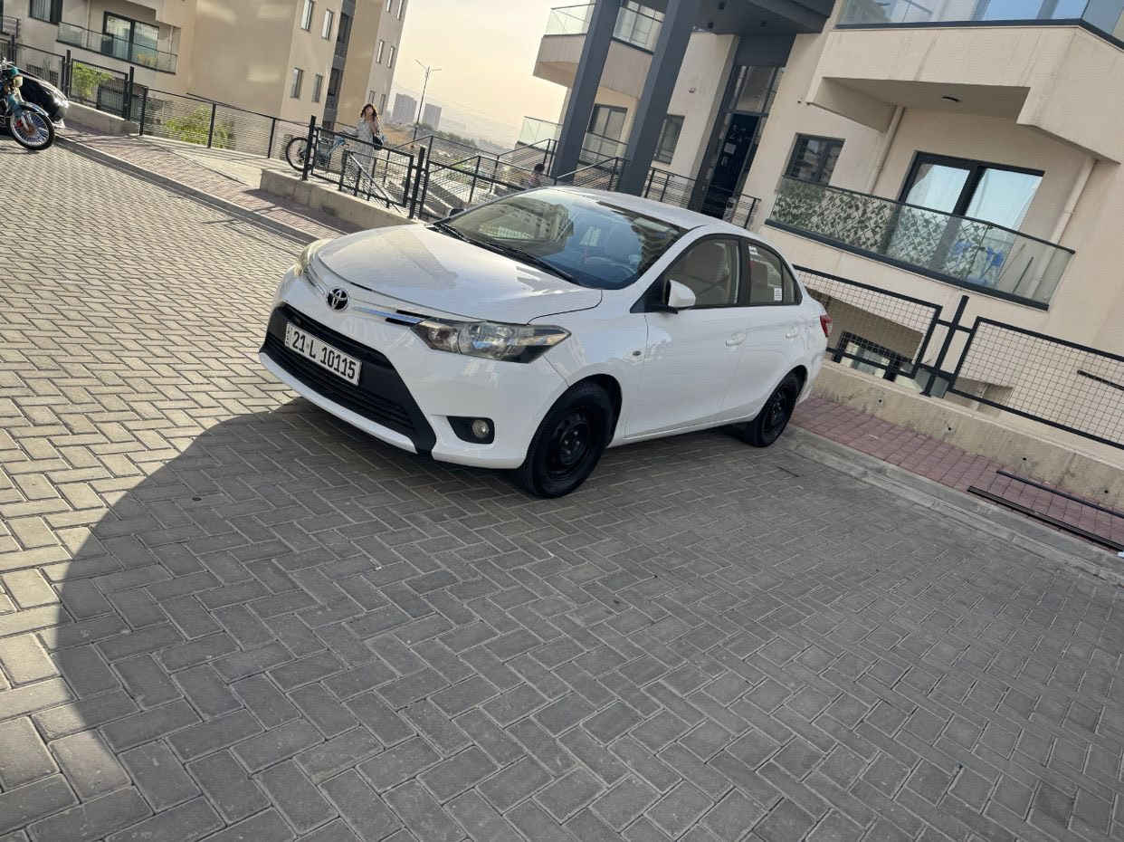 یارس
مۆدێل ٢٠١٤ سفری شەریكەی جیهان 
سپی بەفری ناو زەرد 
تەنیا ١ دۆسیەی بۆیاخە 
مەكینە بچووك 
٢ پەڵە ساردی هەیە 
گێڕ و مەكینە ی بە شەرت 
سەنەوی و رەقەمی تازەیە 
١٤٠ هەزار ڕۆشتووە هەمو گیانی بە شەرت
لە سلێمانییە ناو شار
سیعری / ١١٧ گەڵا و معامەلەیەکی زۆر کەم
سەیارەی ماڵی خۆمە و زۆر پاک ماوەتەوە

***********
