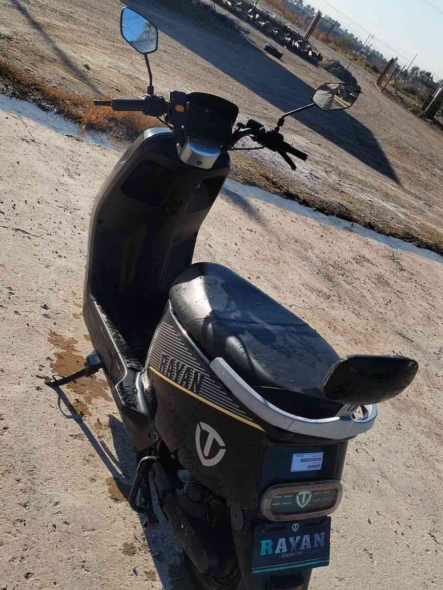 السلام عليكم دراجه شحن 🛵
شركه الريان 📄
كامله من كلشي مادخله صيانه ابد 
البطاريات 5🔋
مديل 2025
سرعه 50حقيقي 
سعر 650وبي مجال 
الاستفسار على رقم(***********)
