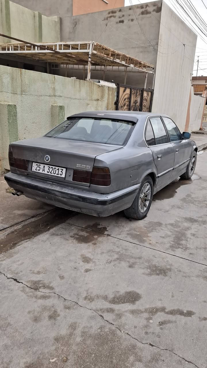 سلام عليكم
BMW 525 /1989/موديل

سياره معمره جديد 

صبغ جديد بدون بولش 

محرك حجم 528 مسكر 

كير عادي

داخلها نضافه نص ونص 

رقم كركوك جديد اصدار السنويه تاريخ 2025/12/21

مكان السياره كركوك سعر 50 وبي مجال

***********
