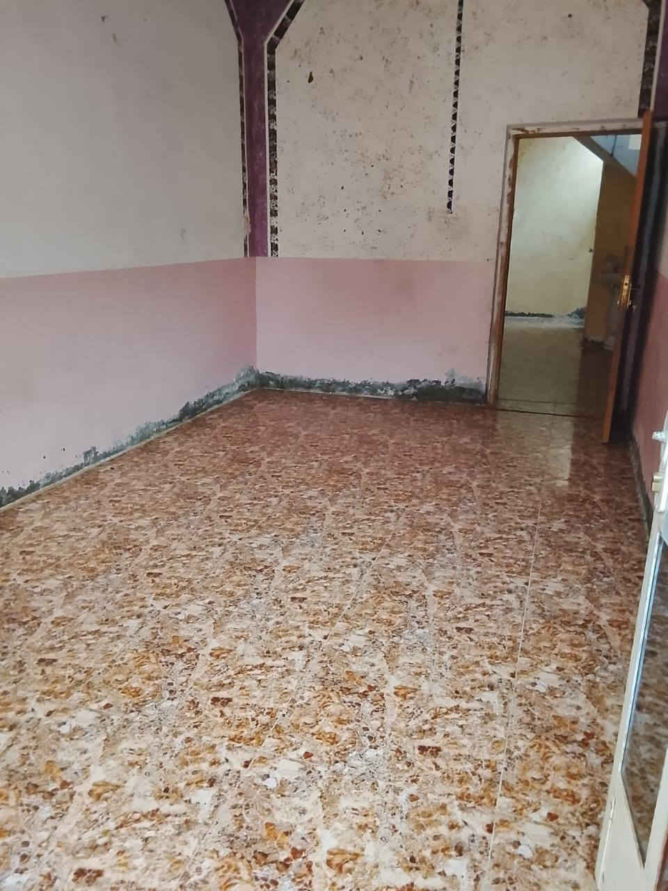 بيت للبيع مساحه 100. عنوان كسيرات شارع بيت شلاكه سعر 25 ***********
