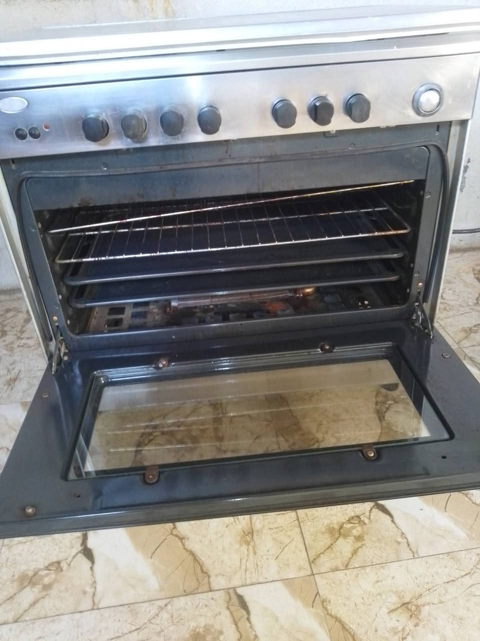 غراض بيت للبيع غساله وطباخ شرط الشغل وشرط النظافه بسعر مناسب مكاني بصره حيانيه شارع الطاگ للأستفسار ***********
