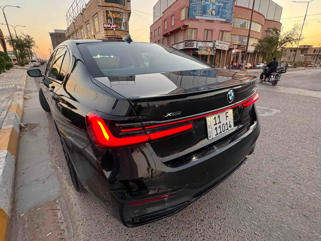 السلام عليكم 
للبيع او مراوس حسب القناعه بشي اقل منها
الوحشش بسعر بلاششش
BMW 750i
السياره  بلاك ادشن
موديل 22
M Package
السياره فىة كاربون 
تجي اعلى مواصفات بالسبعميه
اخوان مواصفاته متخلص 
يرادلي جريده فراح اختصر المنشور 
سياره وارد امريكي
بيه جاملغ ايسر وبنيد
بدون دواخل
ايرباك راجع سستم 
السياره جاهزه مابيه اي نقوصات
ماشيه 98 كيلو
السياره فوول من حساس التاير للبانوراما 
كلشي بيه انطيكم شويه من مواصفاته
1- محرك 8 سلندر يجي حجم 4.4cc
2-داخل جملي بلادي
3- داتا شوو عالدشبول
4- كامرات محيطيه
5- حساسات محيطيه
6- مختومه بالتكم ( كاربون ) 
7- تحكمات استيرن
8- استيرن كهرباء
9- تدفئه تبريد كشنات
10- تبريد قطعتين منفصلين
11- كشنات خلفيه كهرباء
12- كشنات اماميه كهرباء
13- بانوراما
14- جايه بلاك ادشن يعني يجي الشباك والوياله والنيكلات تجي كلها اسود
15-بردات خلفيه كهرباء
16- السياره X درايف من BMW يعني دفع رباعي 
17- داخل جلد طبعا 
18-اناره LED امامي خلفي من BMW
19- السياره مختومه علامة M بلاديه بالدوسات والستيرن
20- بيبان شفط طبعا 
21- نظام الصوت هارمن كاردن عالي المواصفات من BMW
22- صندوك كهرباء 
23- قياده اليه
24- اوتوو بارك تطبك السياره من وحده
25-مرايه وسطيه كهرباء 
26- مرايات جانبيه كهرباء
27- تحكم كشنات امامي خلفي كهرباء
28- وباقي مواصفات الBM
اخوان هوايه مواصفات 
مكان السياره بغداد او الانبار 
رقم بغداد انكليزي تحويل مباشر
السعر حيكون ب380$ وماكو هيج سعر لموديل 22
تحطيم الاسعار 

( ملاحظه ) للي يحب صور الحادث يراسلني خاص 

واي استفسار اني حاضر 

***********

***********

( محمد الصعب )
